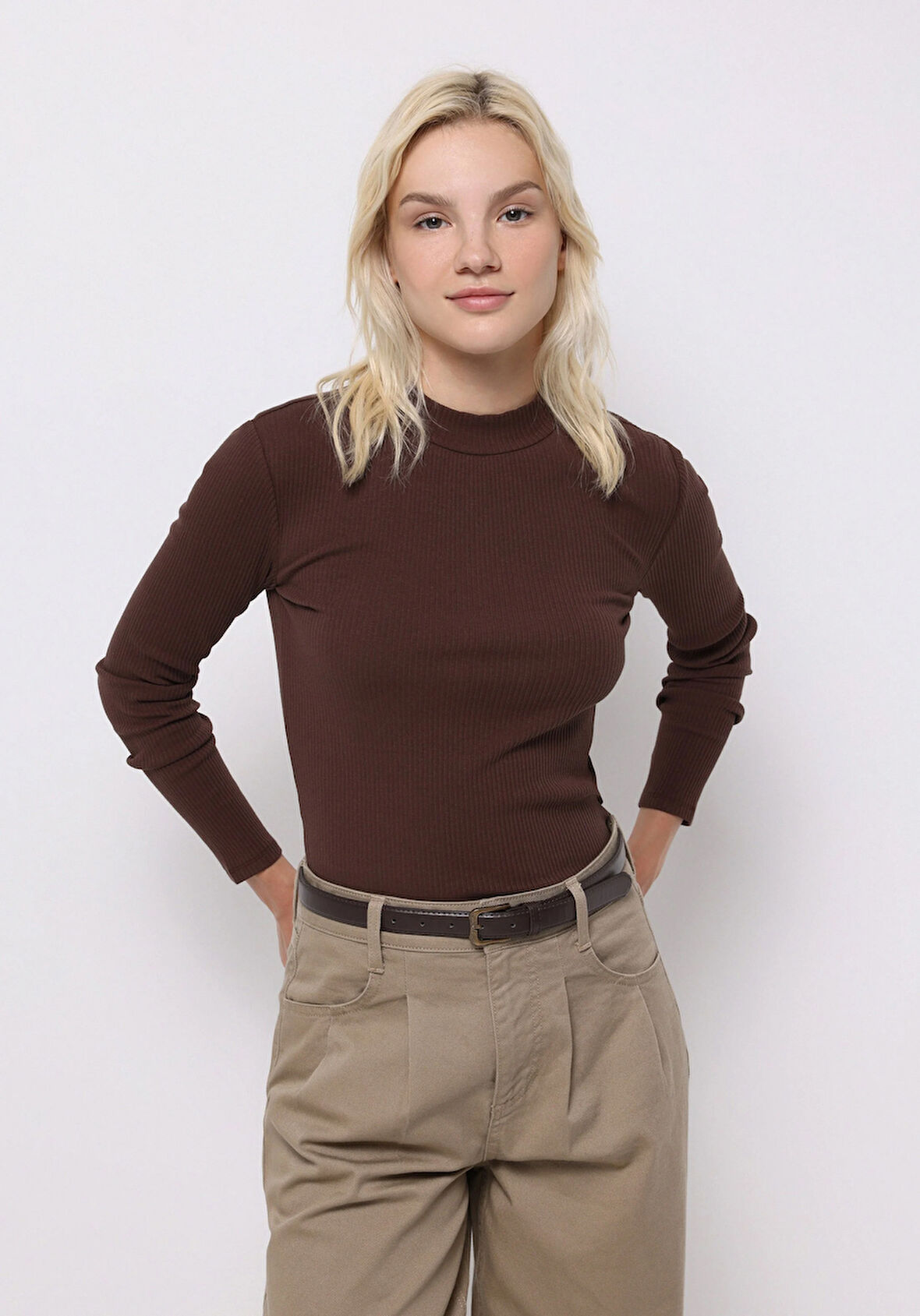 Slim Fit Yarım Balıkçı Yaka Düz Kadın Kahverengi Tişört