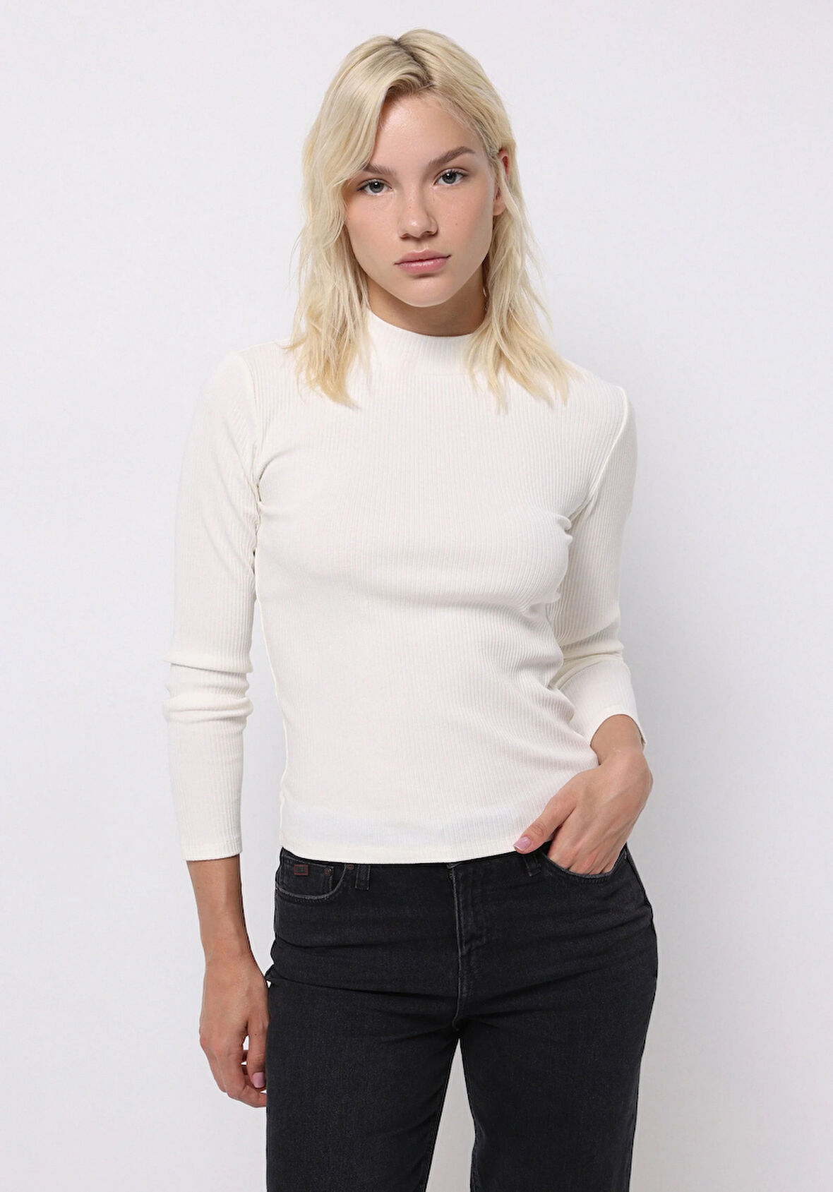 Slim Fit Yarım Balıkçı Yaka Düz Kadın Beyaz Tişört