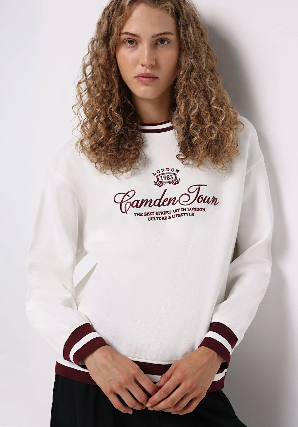 Regular Fit Yuvarlak Yaka Nakışlı Kadın Beyaz Sweatshirt