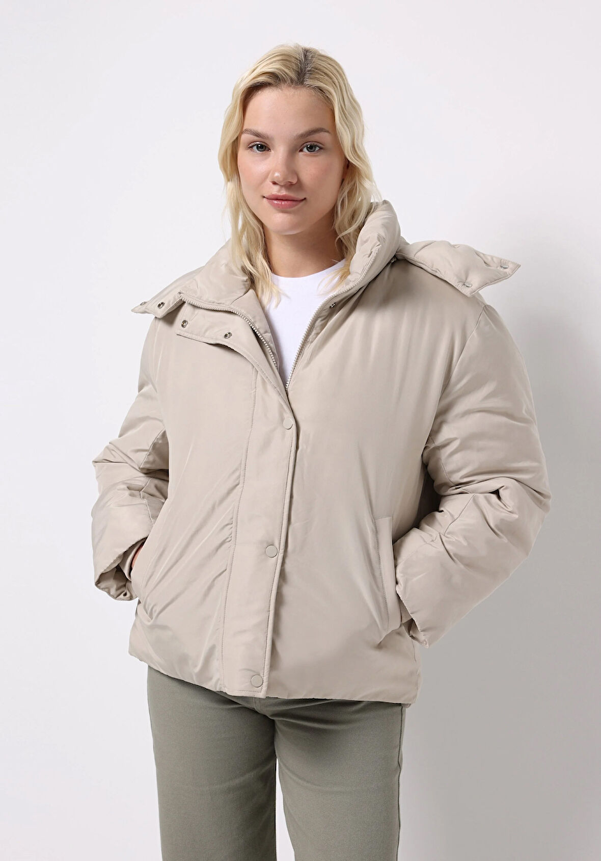 Regular Fit Kapüşonlu Fermuarlı Astarlı Çıkarılabilir Kapüşonlu Kadın Bej Mont