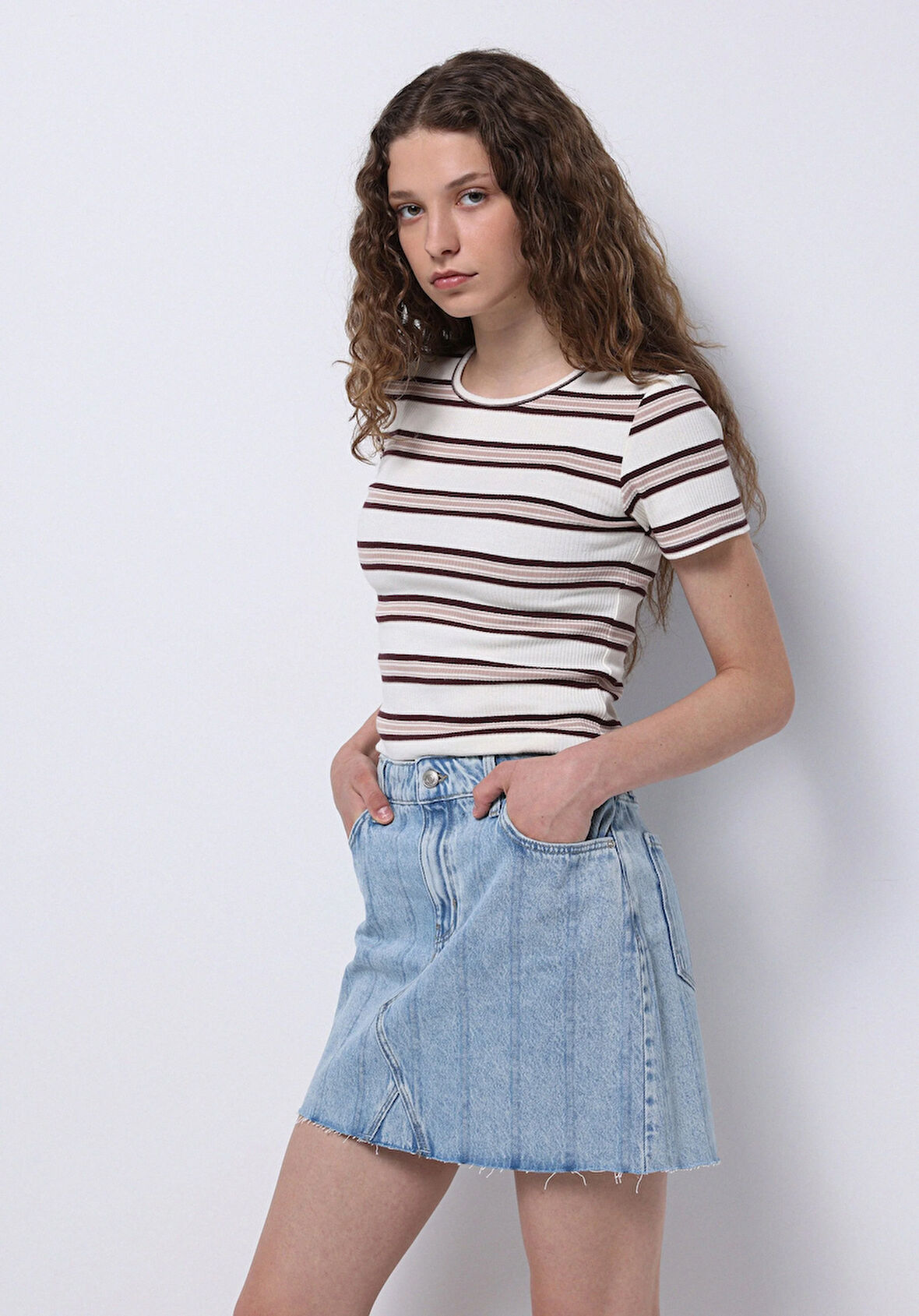 Slim Fit Yuvarlak Yaka Çizgili Kadın Ekru Kısa Kol Tişört