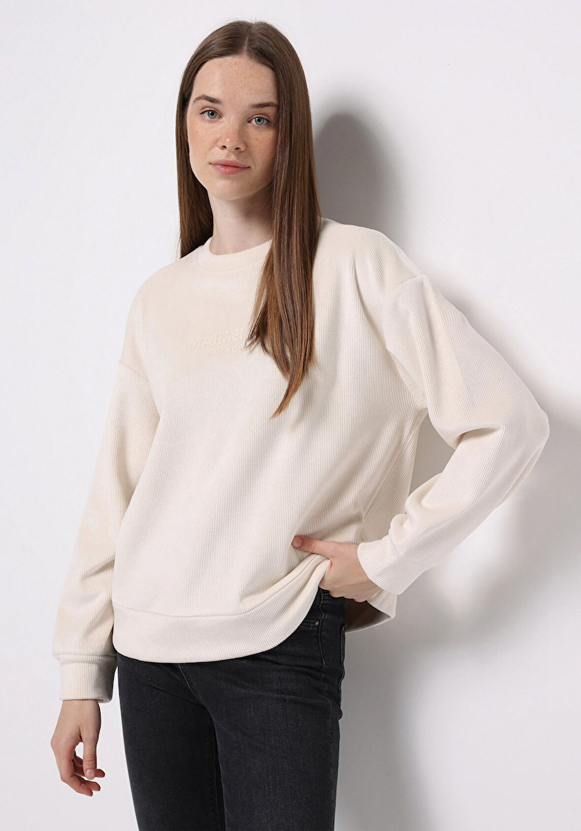 Regular Fit Yuvarlak Yaka Sloganlı Kadın Ekru Sweatshirt