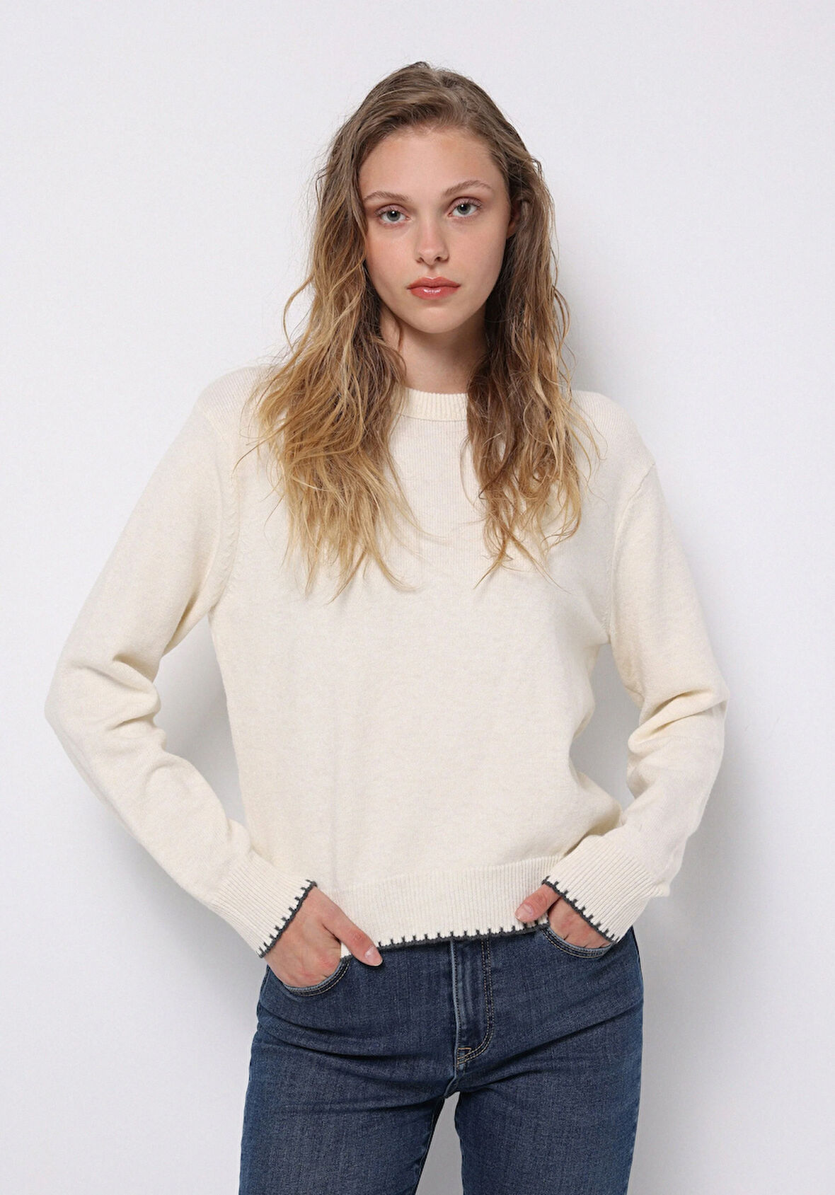 Regular Fit Yuvarlak Yaka Düz Kadın Ekru Kazak
