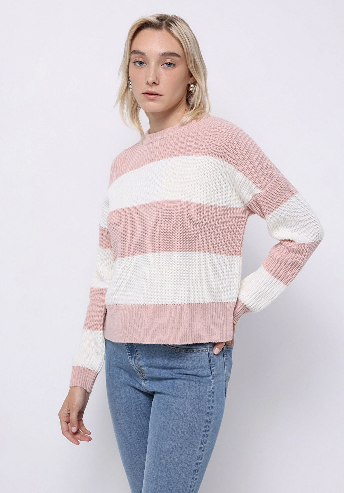 Regular Fit Yuvarlak Yaka Çizgili Kadın Pembe Kazak