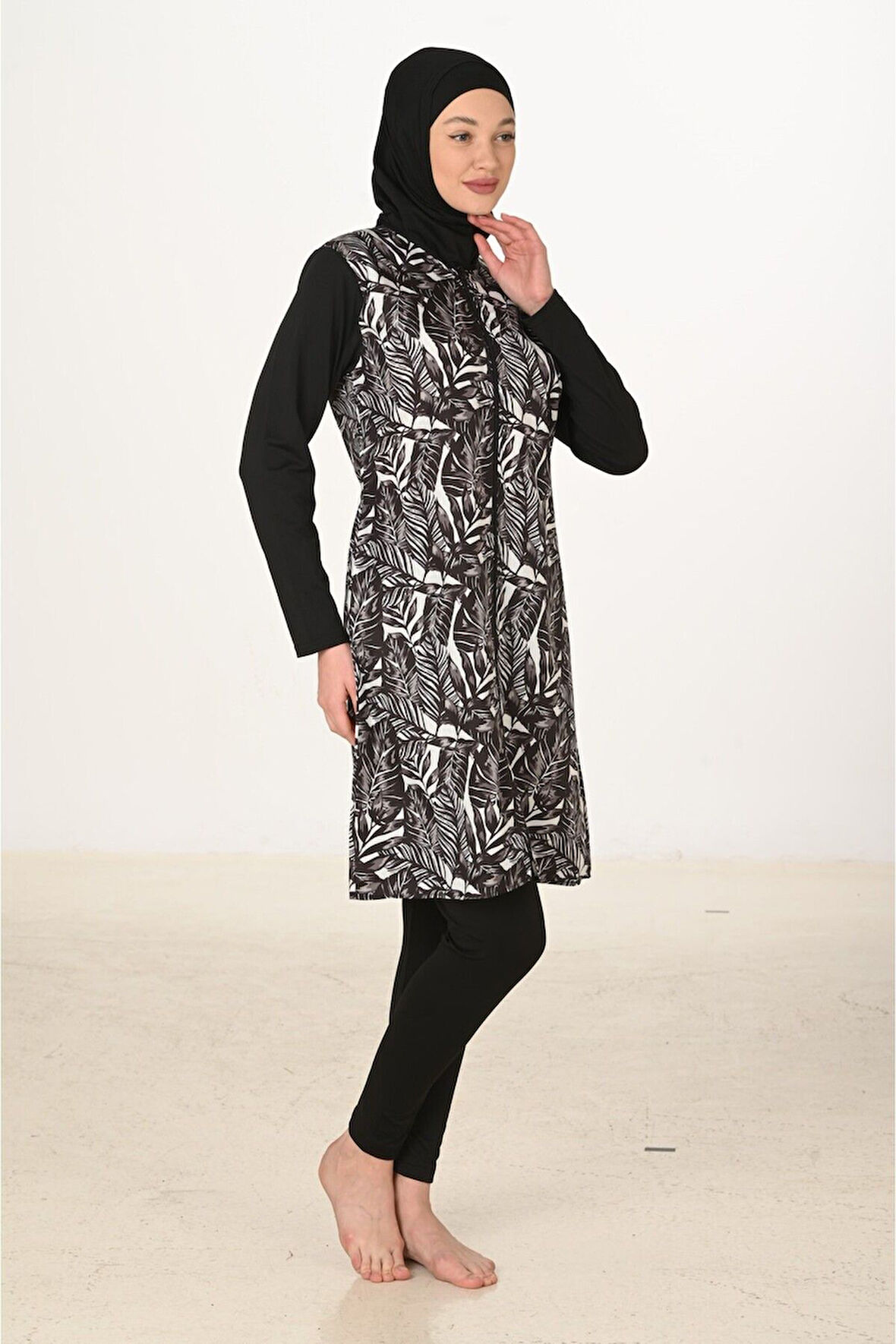 Siyah Beyaz Yaprak Desenli 3 Parça Tam Kapalı Tesettür Mayo Takımı