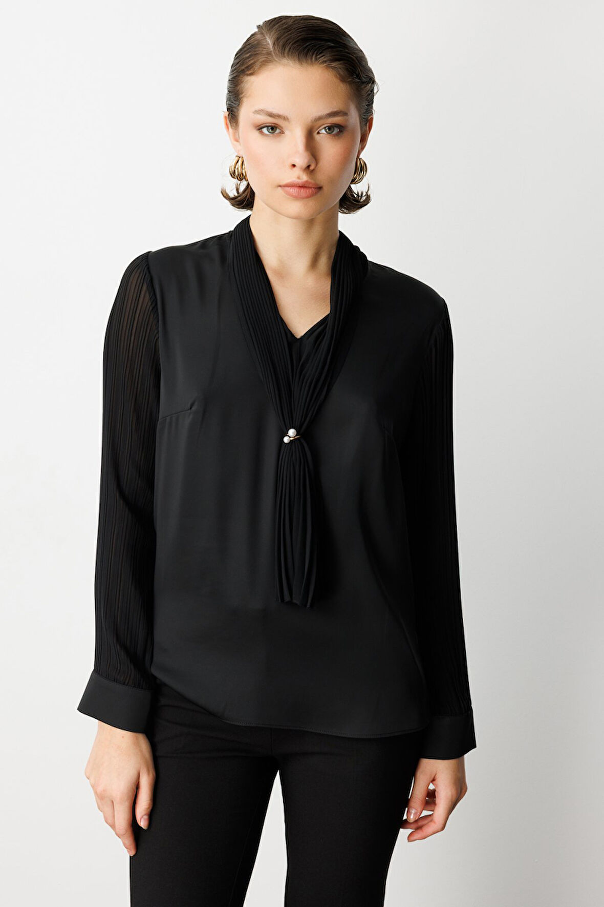 EKOL Yakası Fularlı Broş Detaylı Bluz 3021-26K