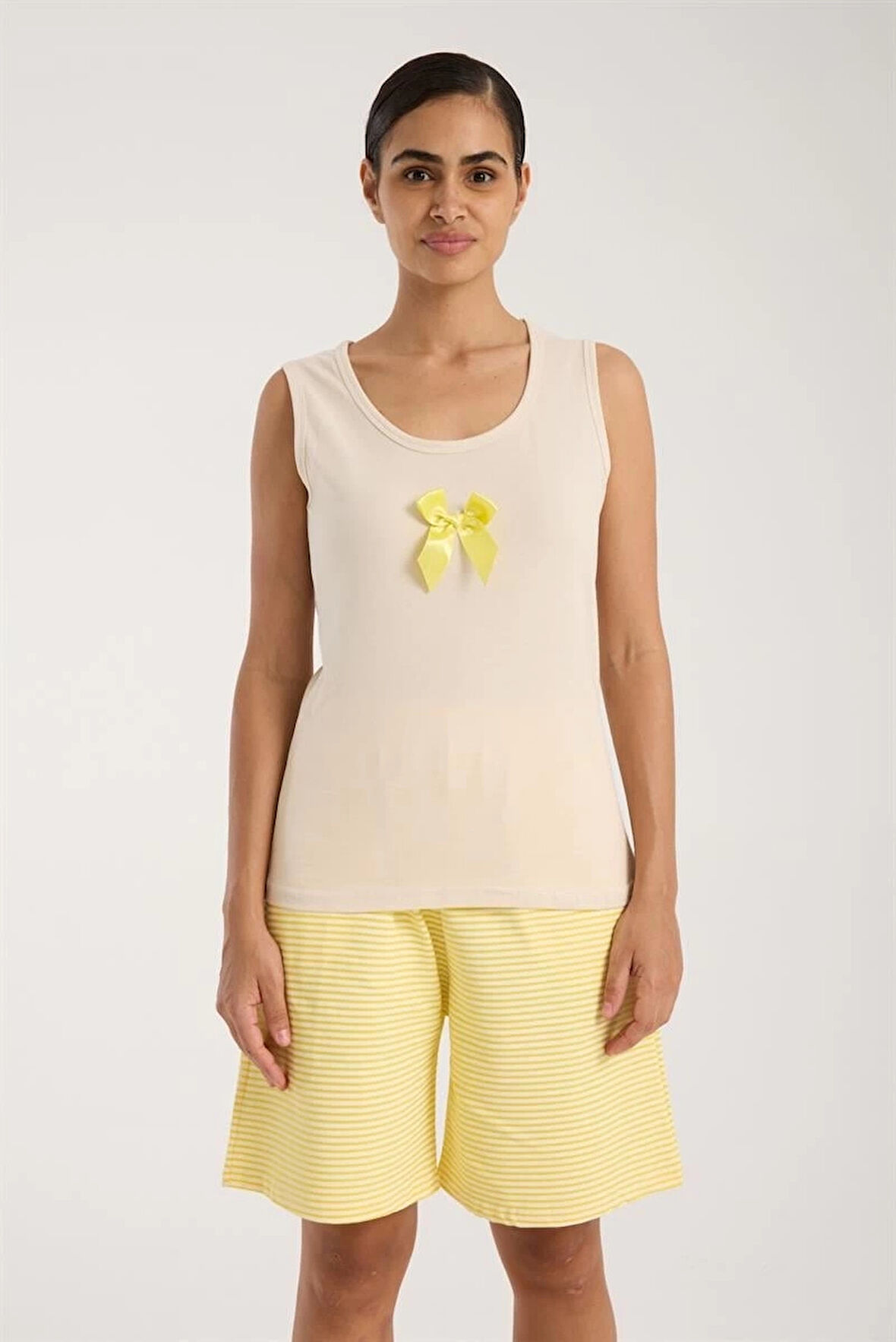 Giyim Kadın Beyaz Kurdele Detaylı Sarı Çizgili Şortlu Pijama Takımı