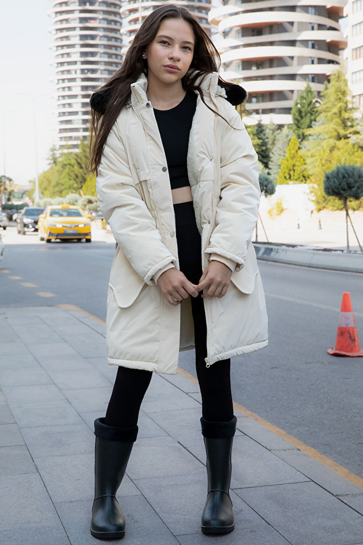 Bej Cep Detaylı İçi Kürklü Çıkarılabilir Kapüşonlu Kız Çocuk Şişme Mont 21336