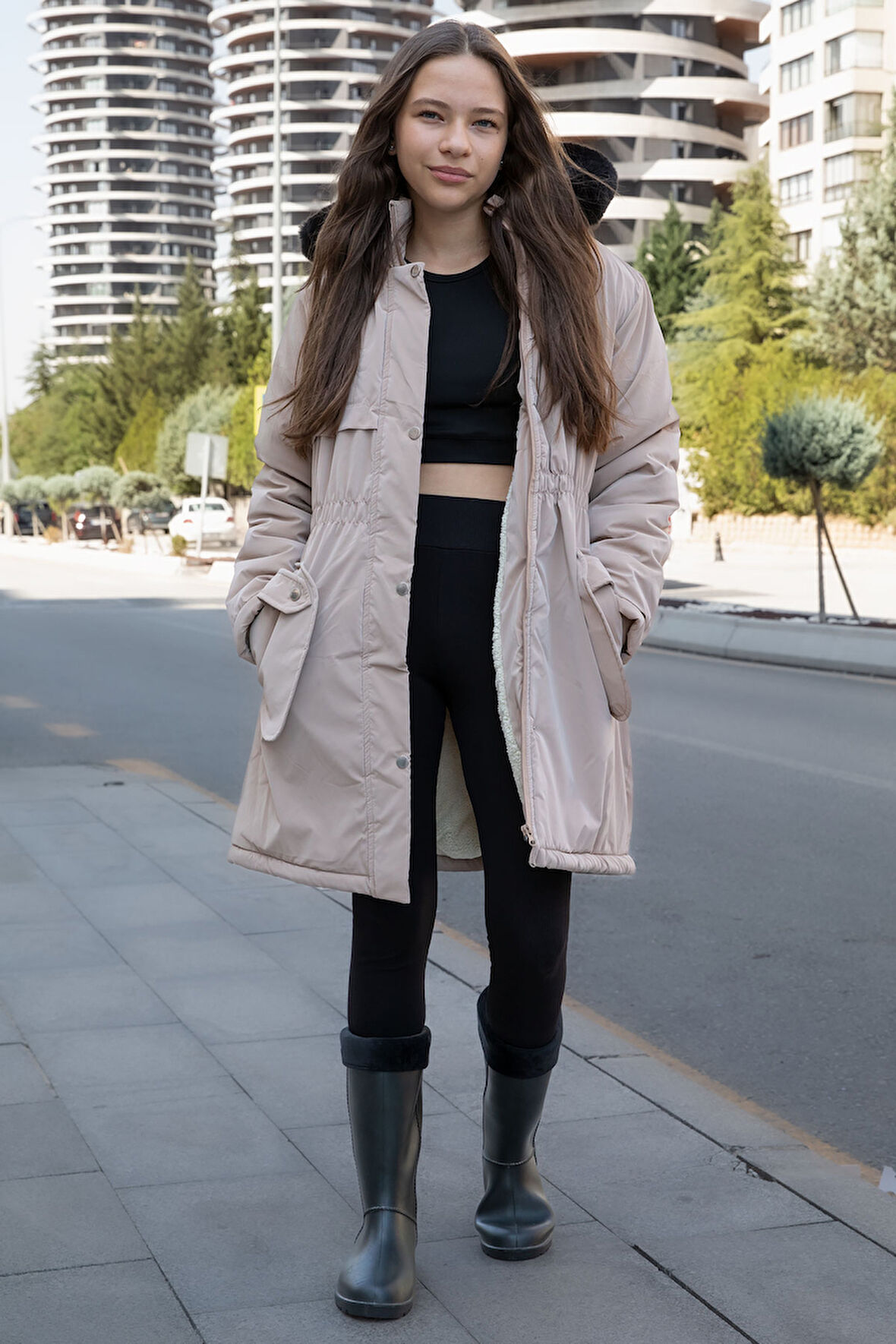 Kahverengi Cep Detaylı İçi Kürklü Çıkarılabilir Kapüşonlu Kız Çocuk Şişme Mont 21340