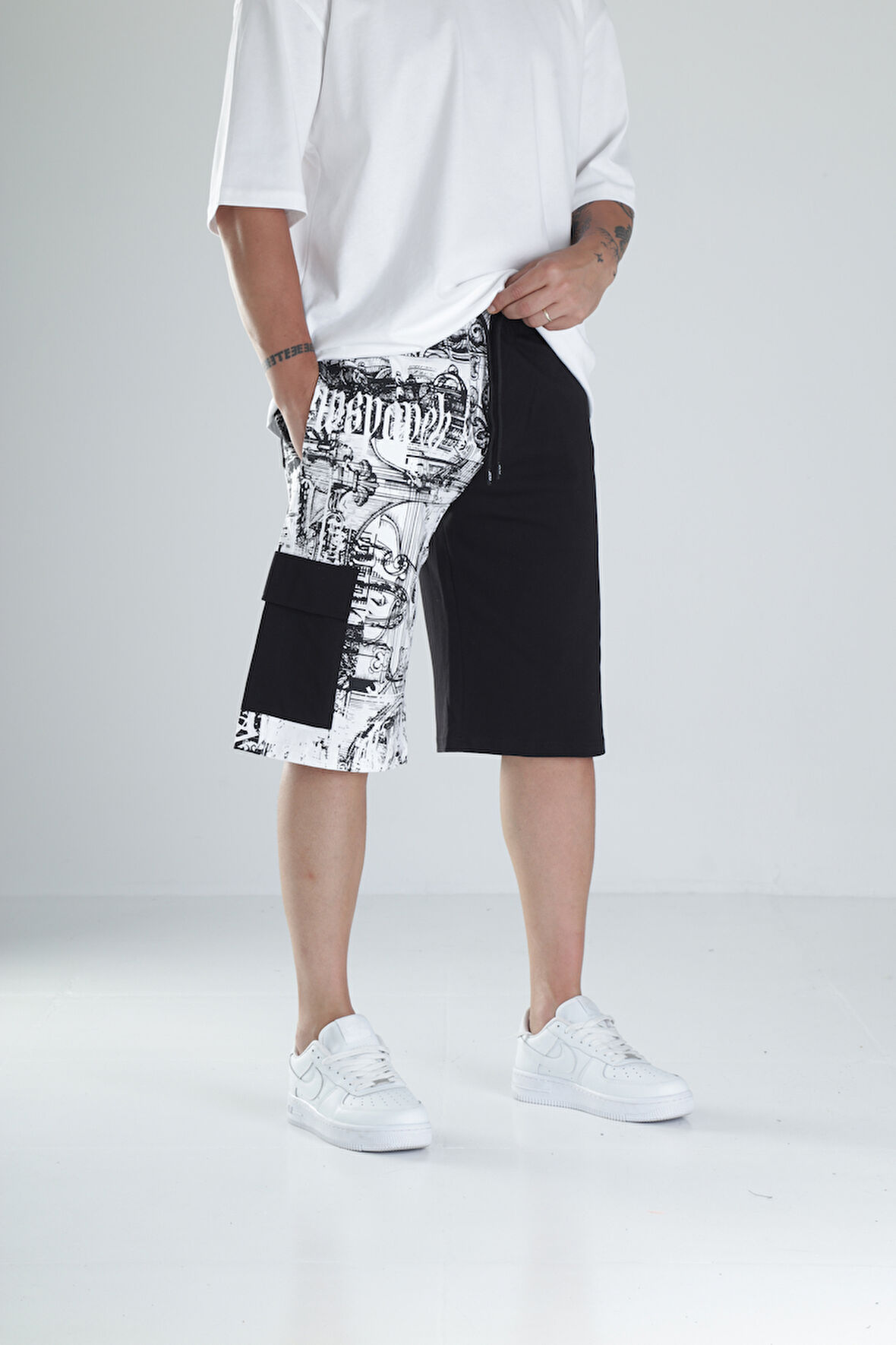 Desenli Tasarım Siyah Şort