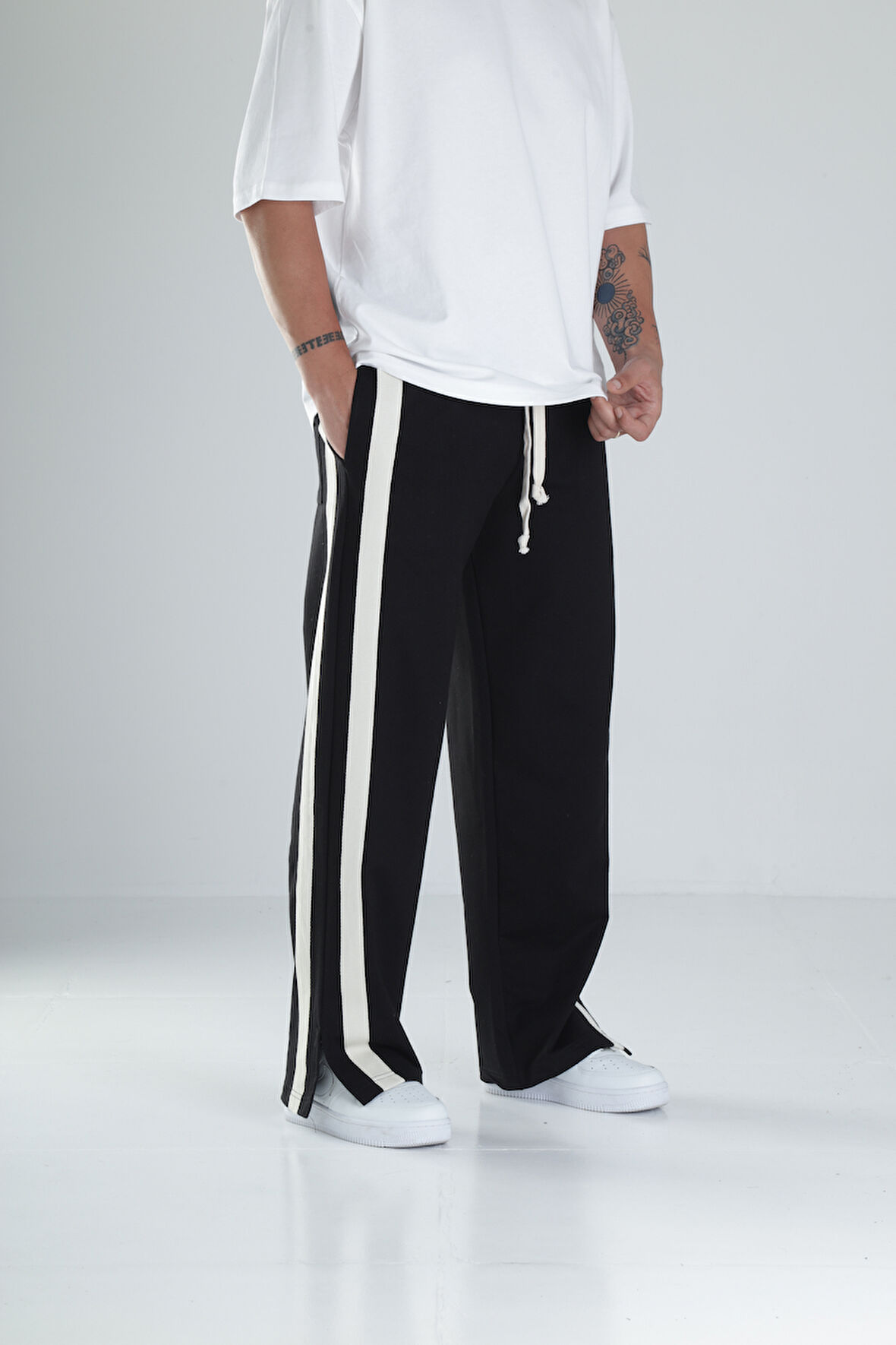 Şeritli Yırtmaç Detaylı Siyah Eşofman