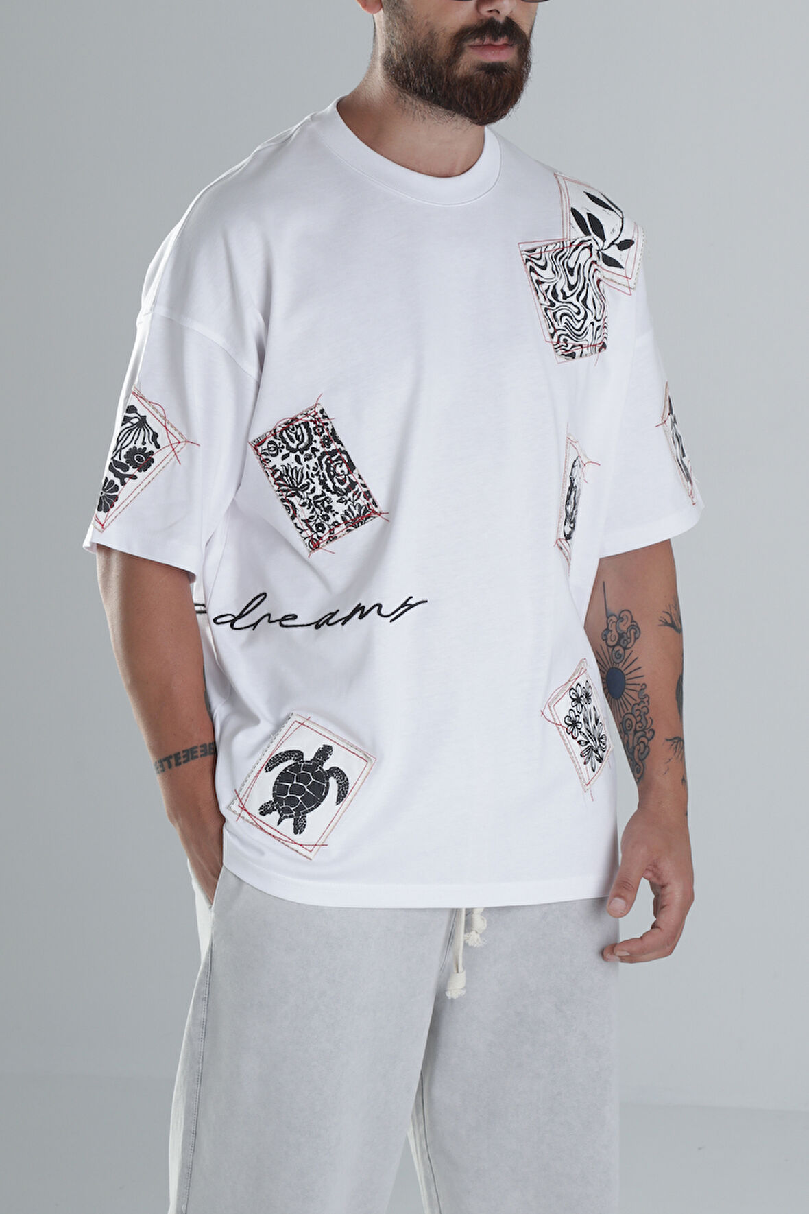 Yama Desenli Beyaz Tasarım T-Shirt