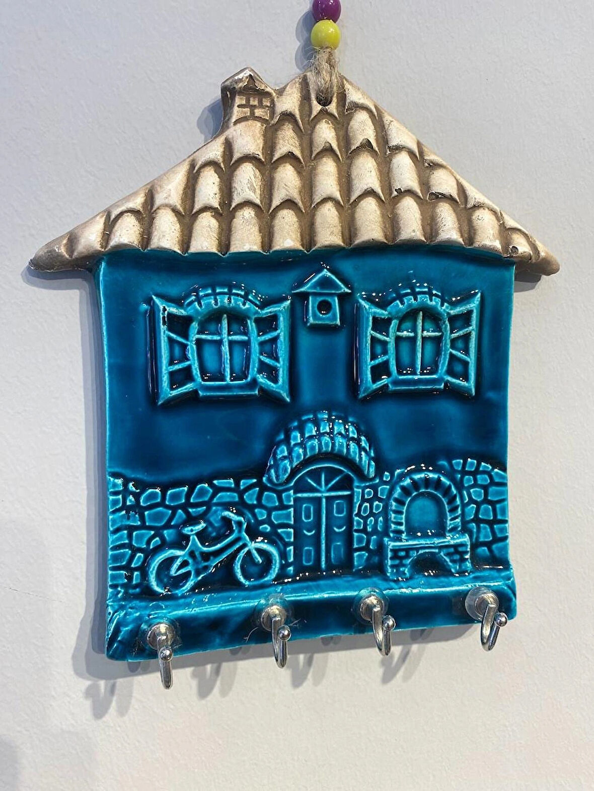 EL YAPIMI NAZAR BONCUĞU, DUVAR DEKORASYON ÜRÜNÜ, SERAMİK, EL İŞÇİLİĞİ, TURKUAZ RENKTE EV DESENLİ ANAHTARLIK