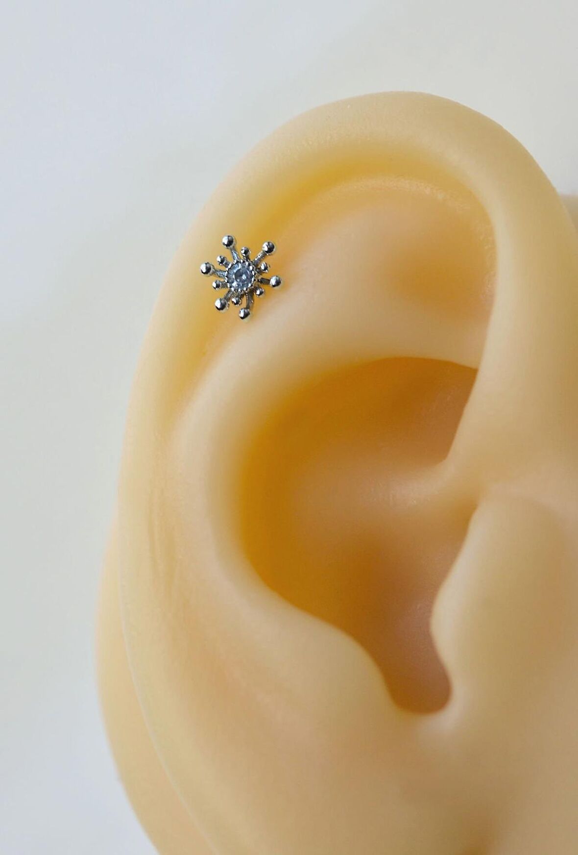 Çiçek Tragus Piercing Helix Kıkırdak Gümüş Renkli Çelik