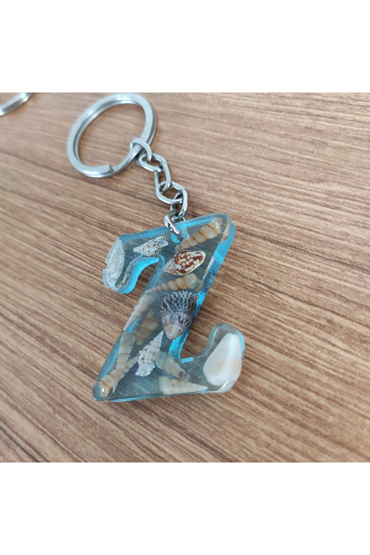 "Z" HARFİ - Açık Mavi Deniz Epoksi Harf Anahtarlık – Gerçek Deniz Kabuğu, El Yapımı, Benzersiz