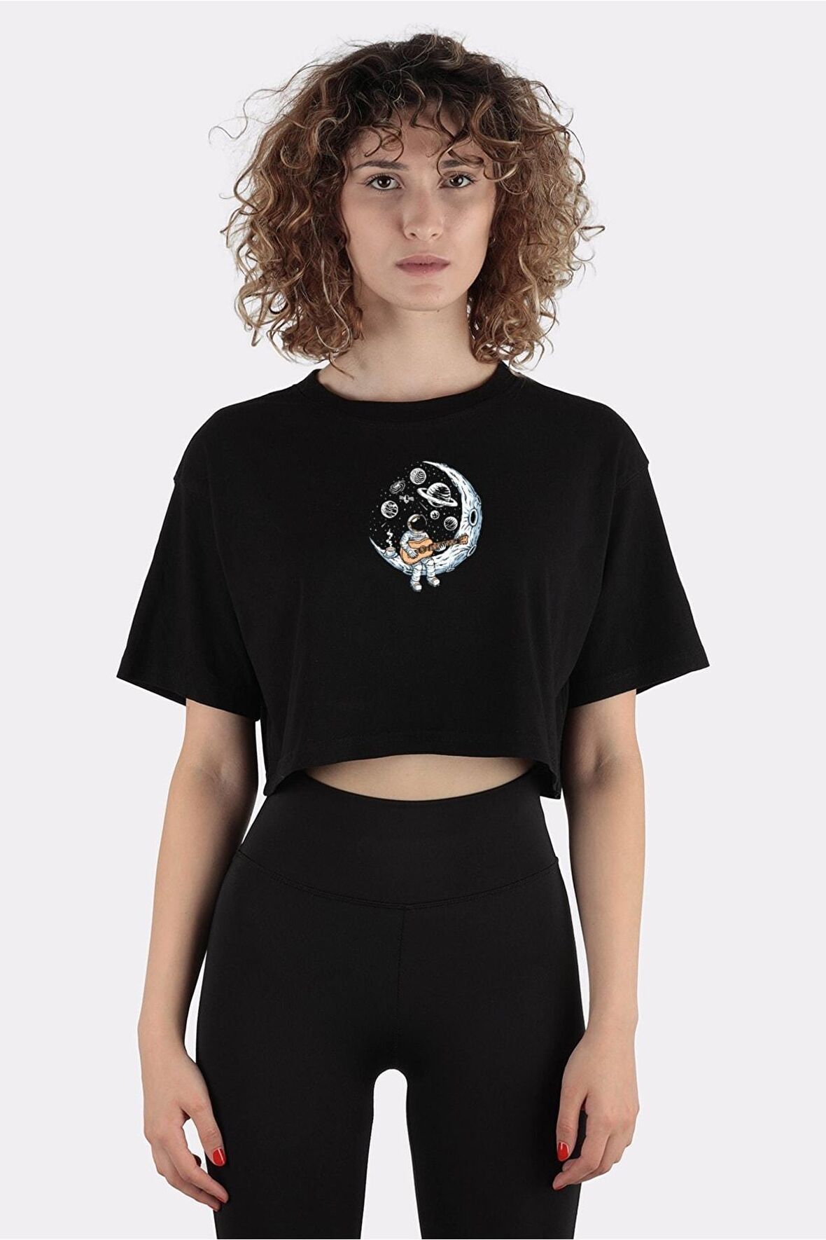 Siyah %100 Pamuk Bisiklet Yaka Crop T-shirt Astronaut Playing Guitar On Moon_em1068