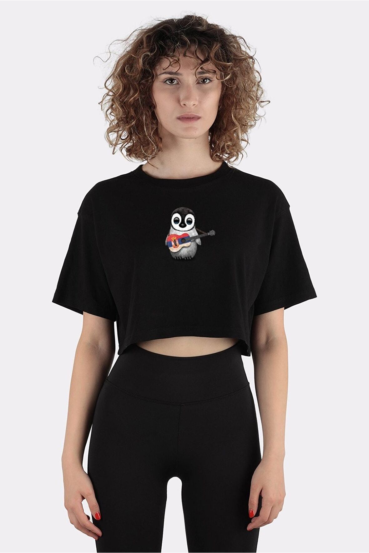 Siyah %100 Pamuk Bisiklet Yaka Crop T-shirt Baby Penguin Playing Serbian Flag Guitar_em1108