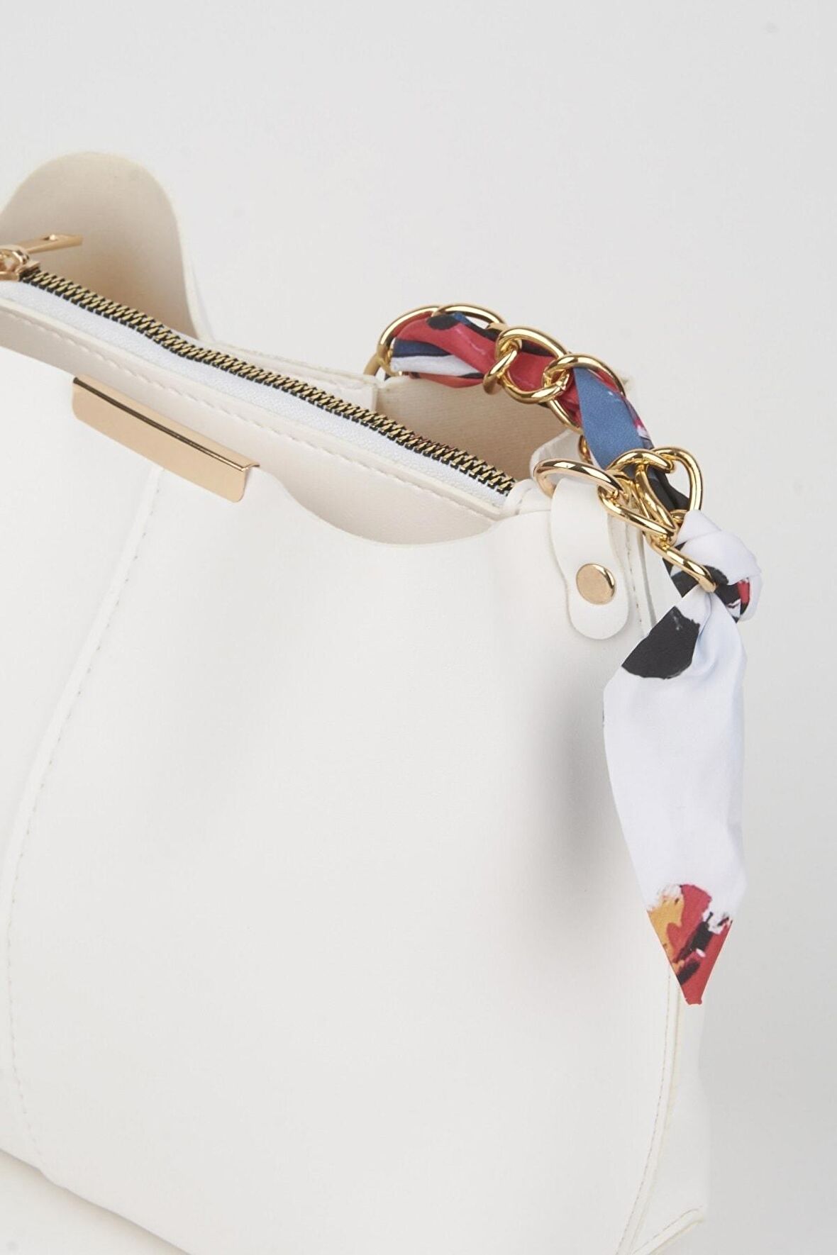 Kadın Beyaz Fularlı Zincir Aksesuarlı Yumuşak Deri 3 Bölmeli El Kol Ve Omuz Çantası