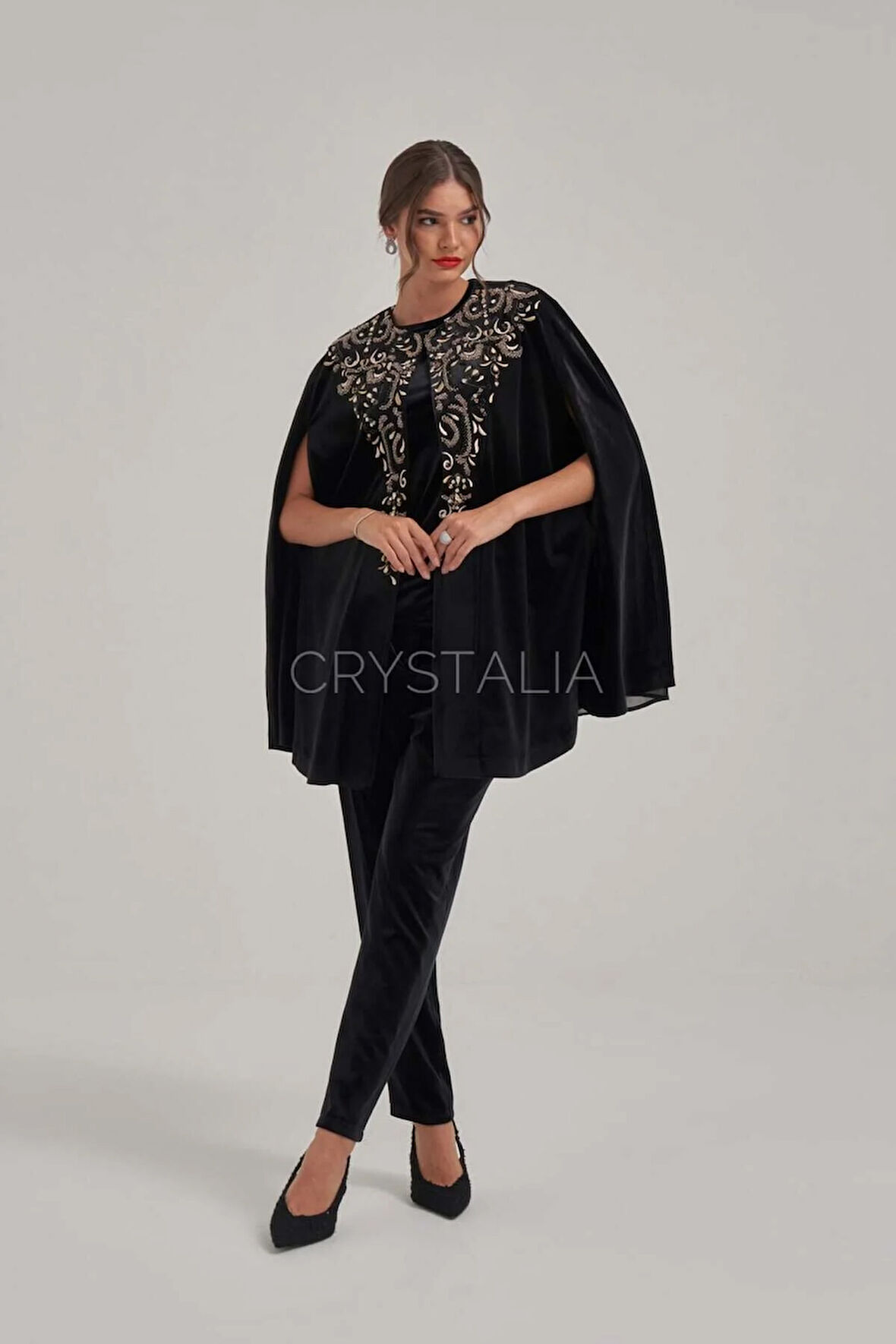 Pelerinli Taş Nakış İşlemeli Siyah Kadife Takım