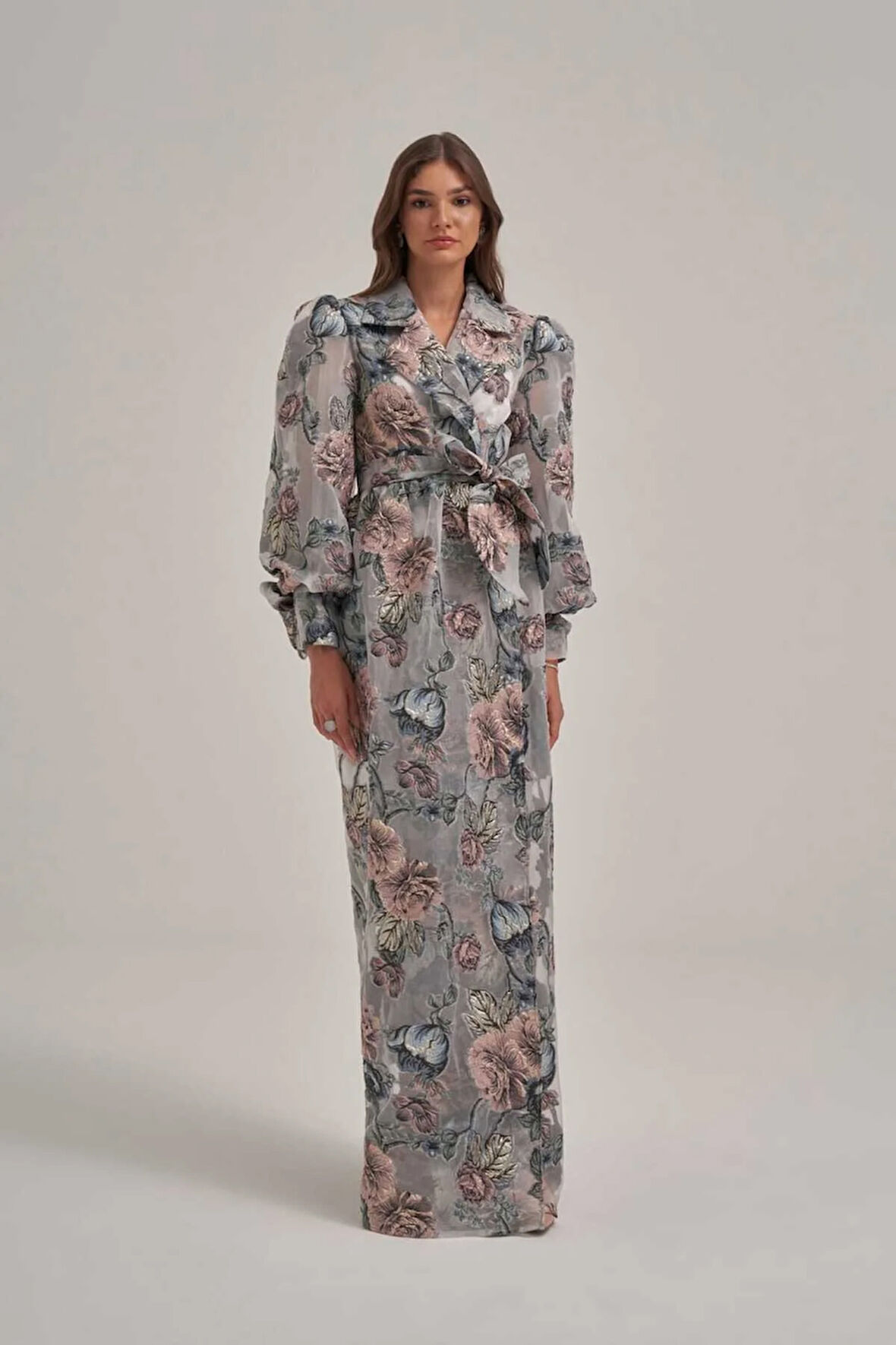 Özel Çiçek Desen Kol Fiyonk Detaylı Jakar Kumaş Uzun Ceket