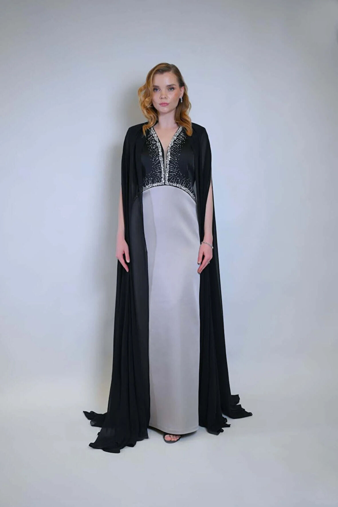 Gri Renk Saten Ve Şifon Kumaş Taş Detaylı Pelerin Abiye