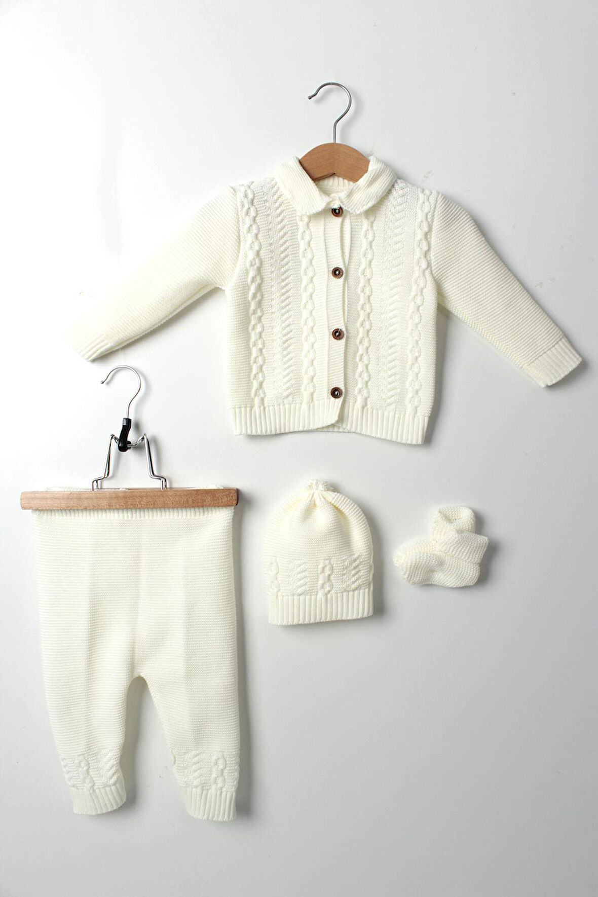 Unisex Bebek Beyaz Triko Takım 4'lü Hırka, Pantolon, Bere, Patik Orta Kalın Örgü
