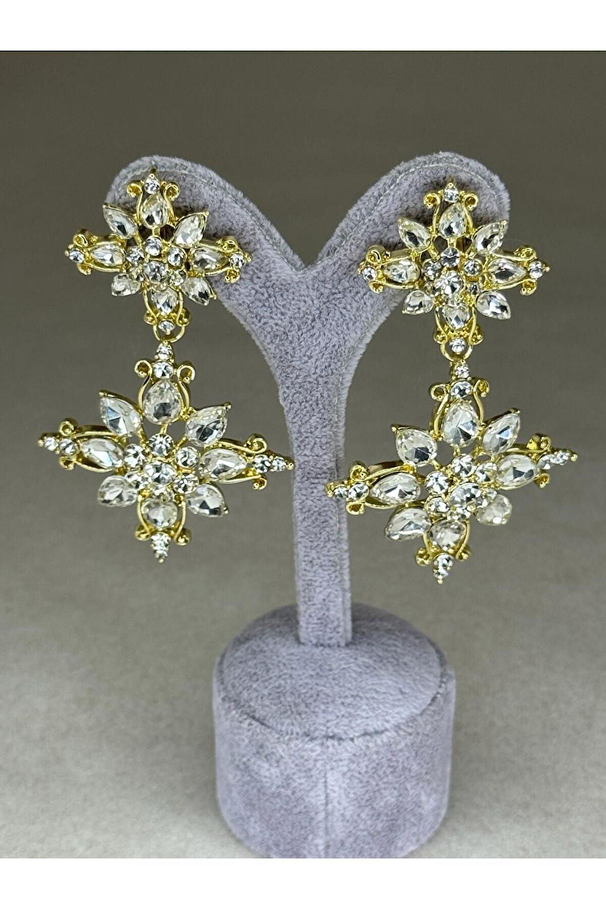 Gold detaylı kristal taşlı sıralı küpe