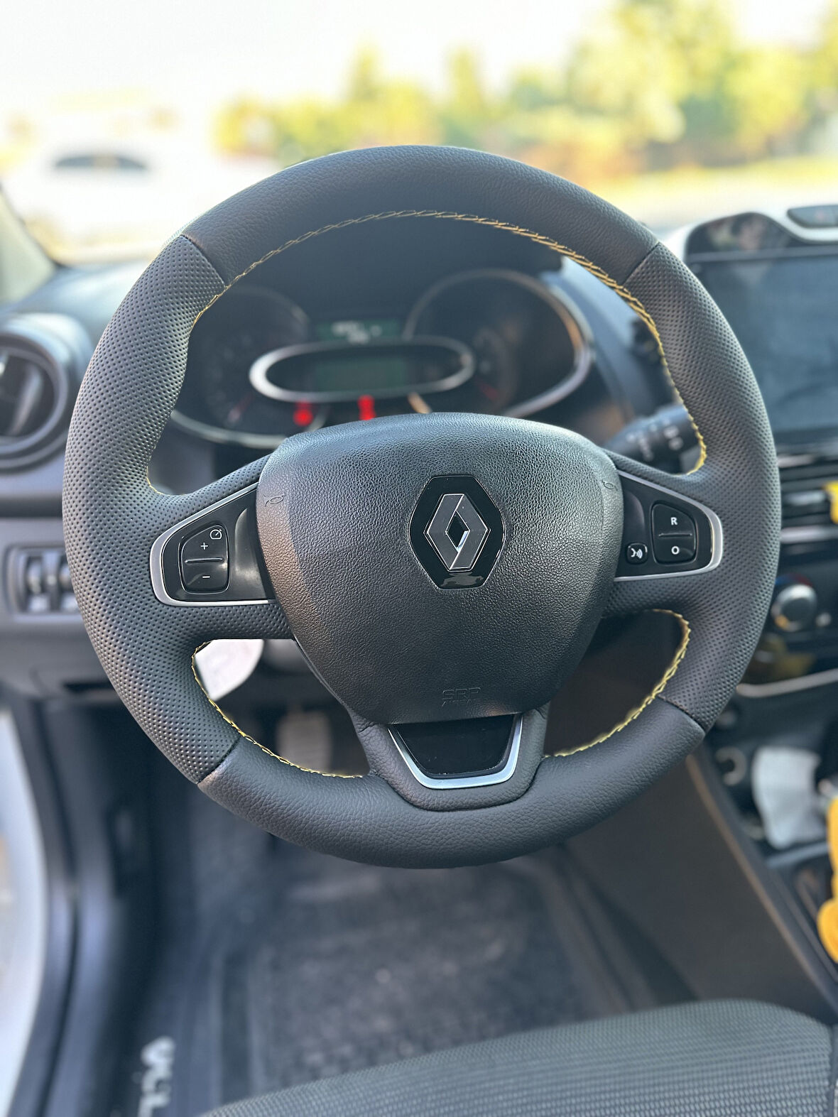 Renault Clio 4,5 Araca Özel Dikmeli Direksiyon Kılıfı