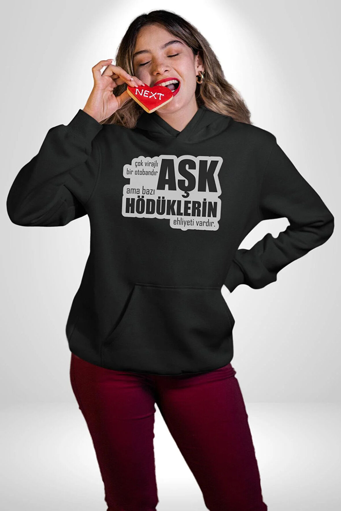 Çok Virajlı Bir Otabandır Aşk, Ama Bazı Hödüklerin Ehliyeti Vardır Yazılı Kadın Erkek  Siyah Kapüşonlu Sweatshirt Hoodie