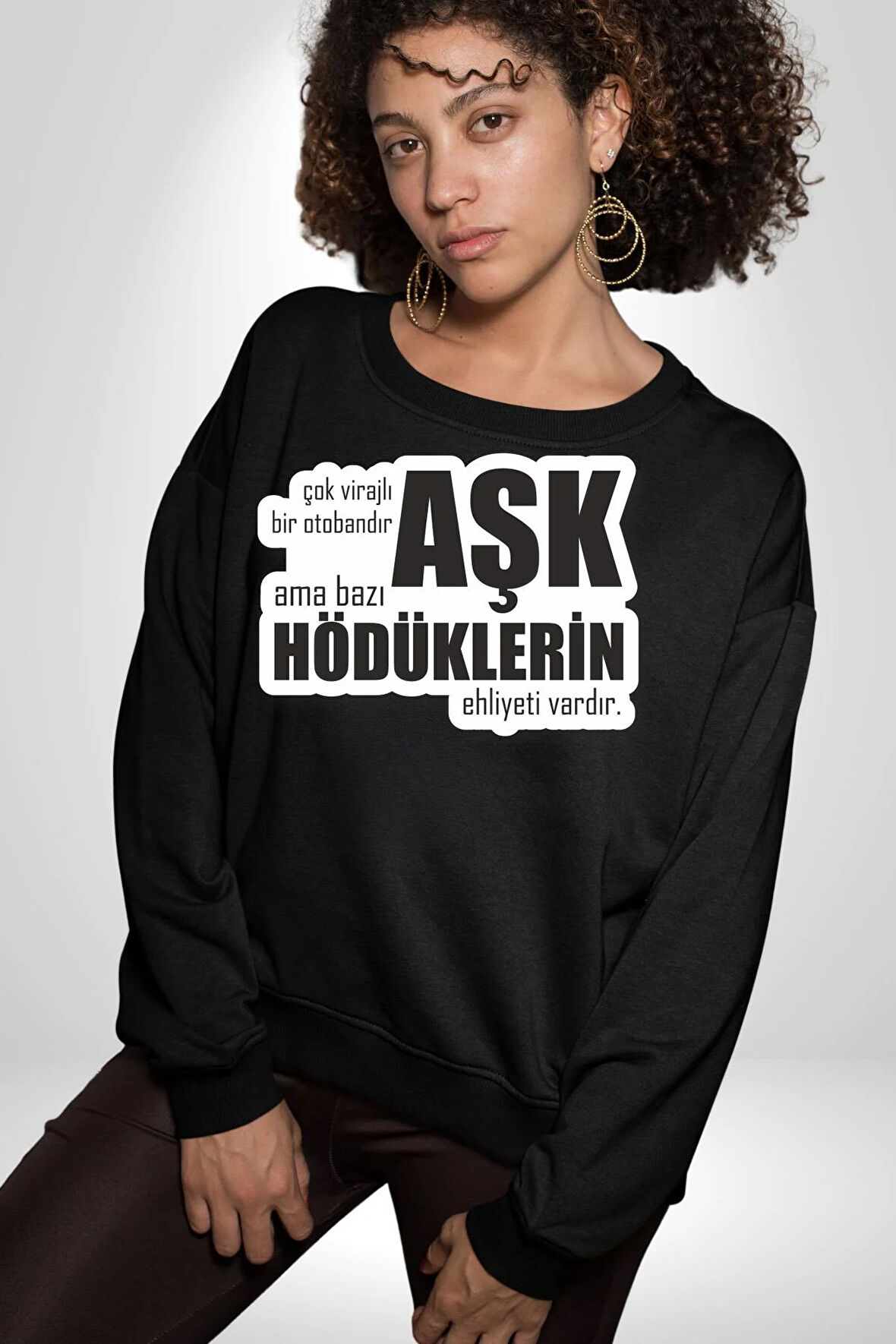 Çok Virajlı Bir Otabandır Aşk, Ama Bazı Hödüklerin Ehliyeti Vardır Yazılı Kadın Erkek Siyah Sweatshirt 