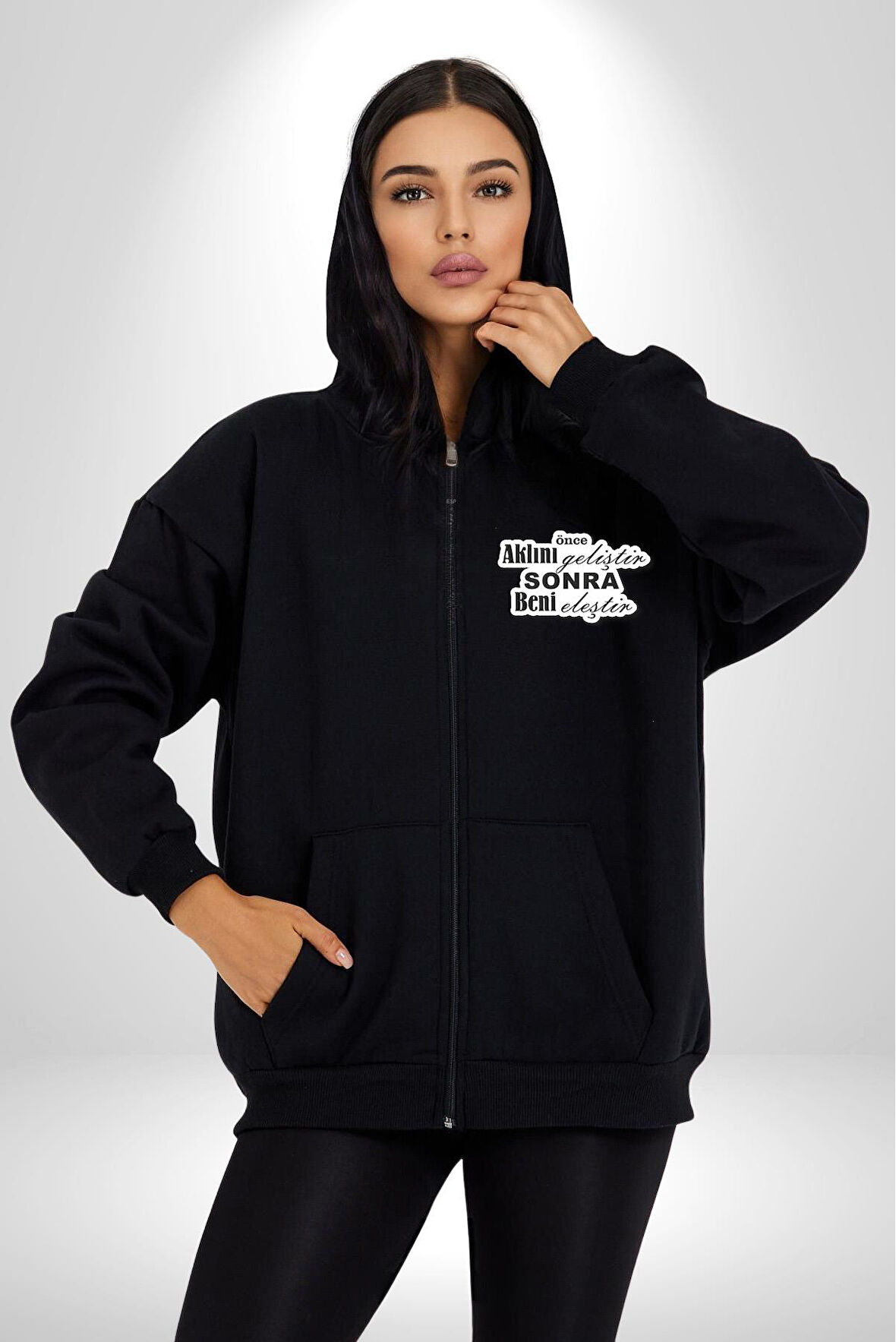 Aklını Önce Geliştir Sonra Beni Eleştir Yazılı Kadın Erkek Siyah Kapüşonlu Fermuarlı Baskılı Hırka Sweatshirt