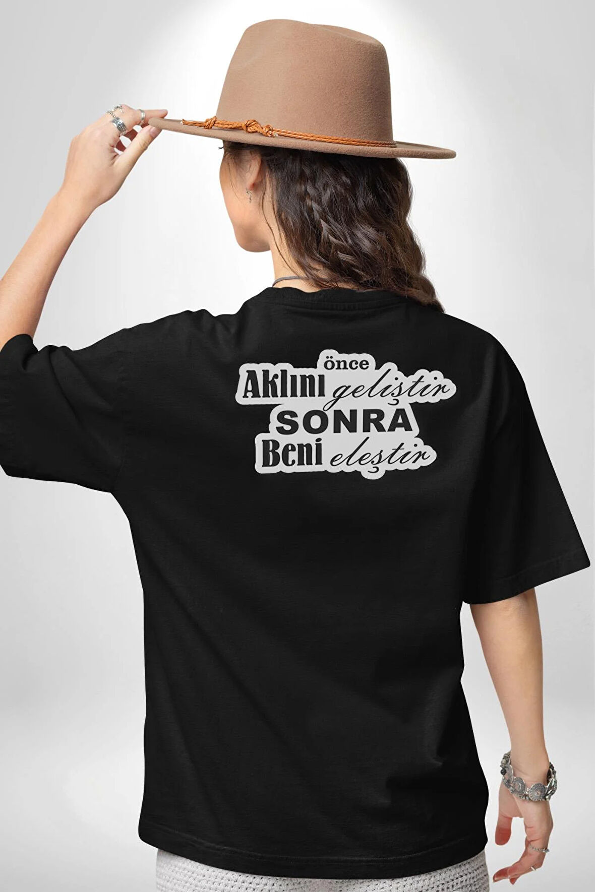 Aklını Önce Geliştir Sonra Beni Eleştir Yazılı Pamuklu Kadın Erkek Oversize Sırt Dijital Baskılı Siyah T-shirt