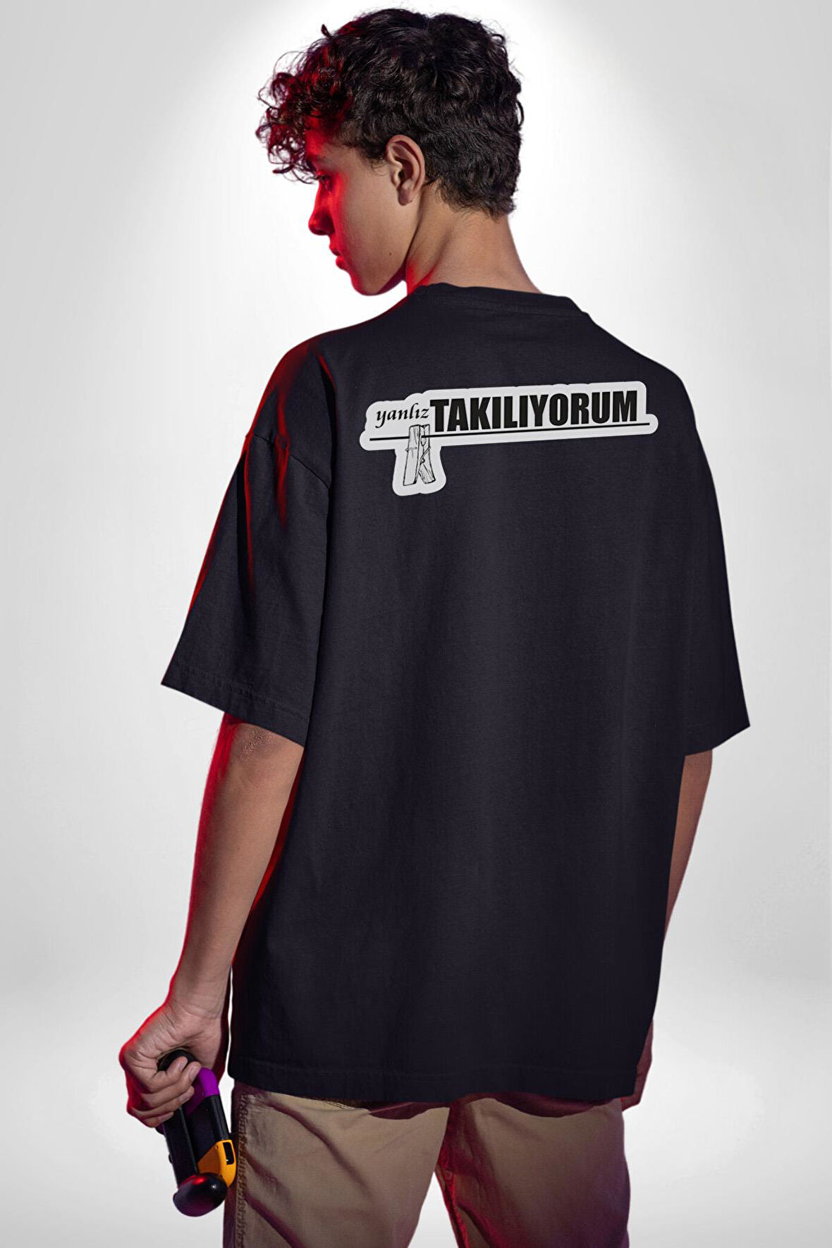 Yalnız Takılıyorum Yazılı Pamuklu Kadın Erkek Oversize Sırt Dijital Baskılı Siyah T-shirt