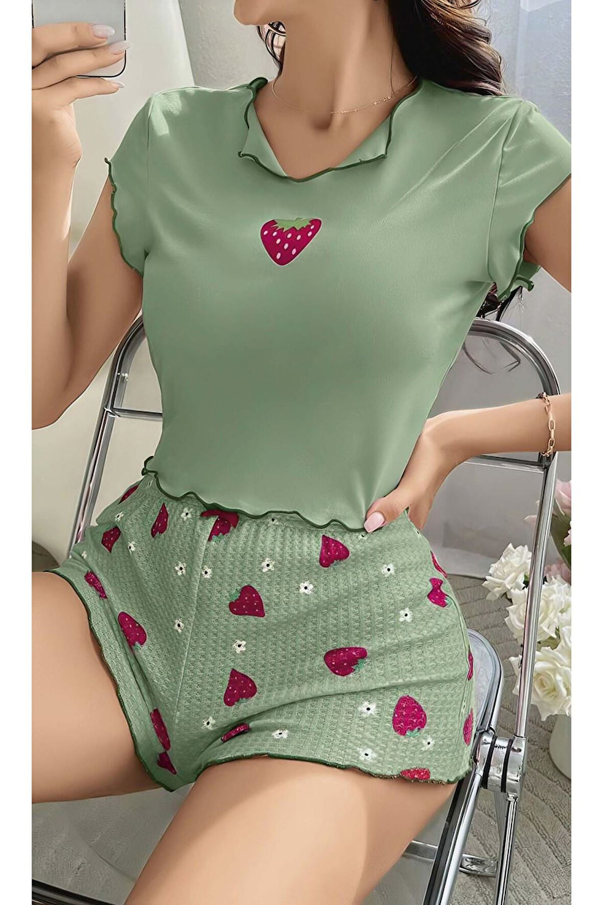 Yeşil Çilek Desenli Askılı Şortlu Pijama Takım