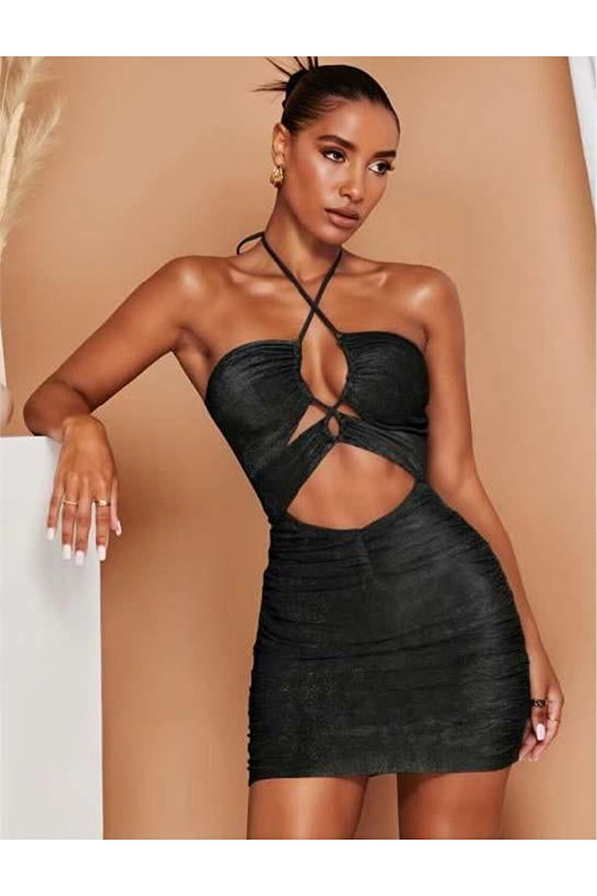 Siyah Simli Boyundan Bağlamalı Göğüs Dekolteli Mini Club Elbisesi