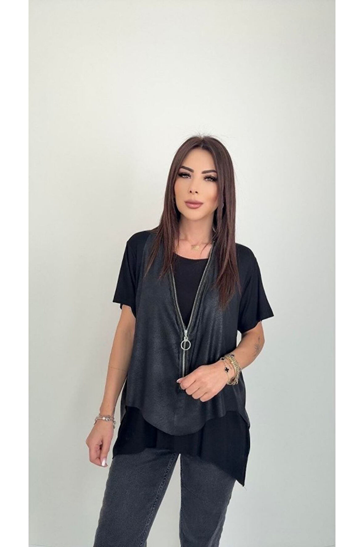 Kadın Kısa Kollu Yuvarlak Yaka Viskon Bluz + Kolsuz Fermuarlı çatlak Deri Yelek