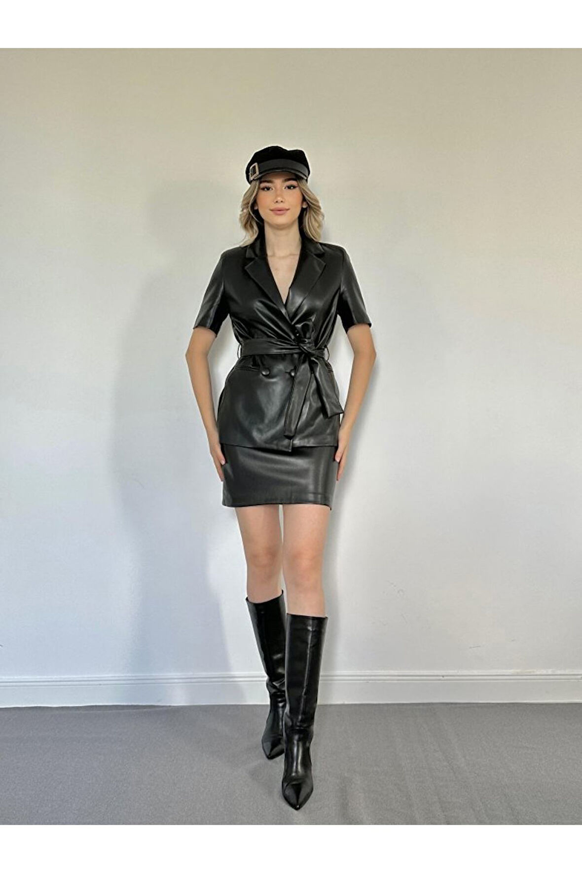 Siyah Deri Ceket Ve Etek Takım