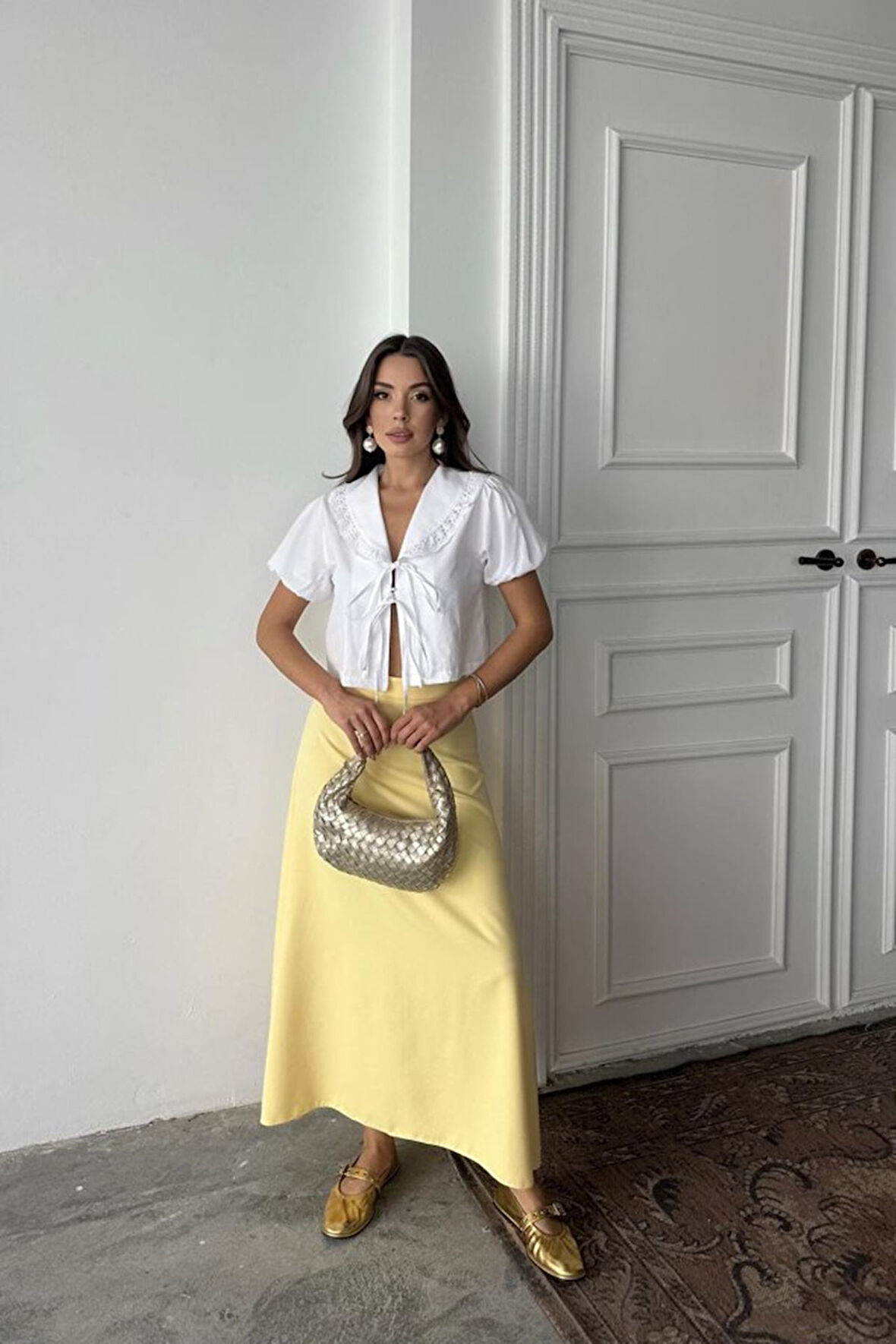 Beyaz Yakası Dantelli Gömlek