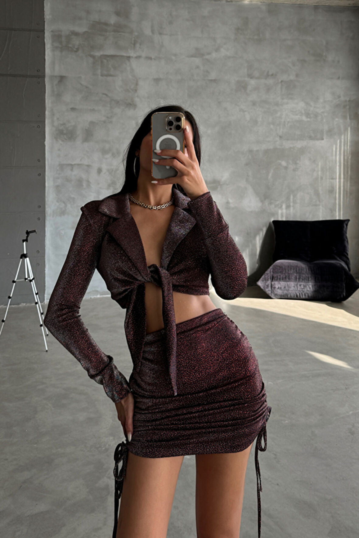 SİMLİ KUMAŞ BAĞLAMA DETAYLI CROP BLUZ -  KISA BÜZGÜ DETAYLI ETEK - Bordo