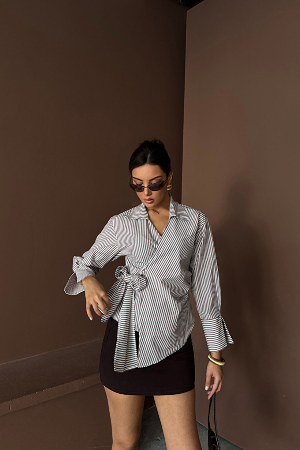 ÇİZGİLİ POPLİN KRUVAZE BAĞLAMALI GÖMLEK - Kahverengi