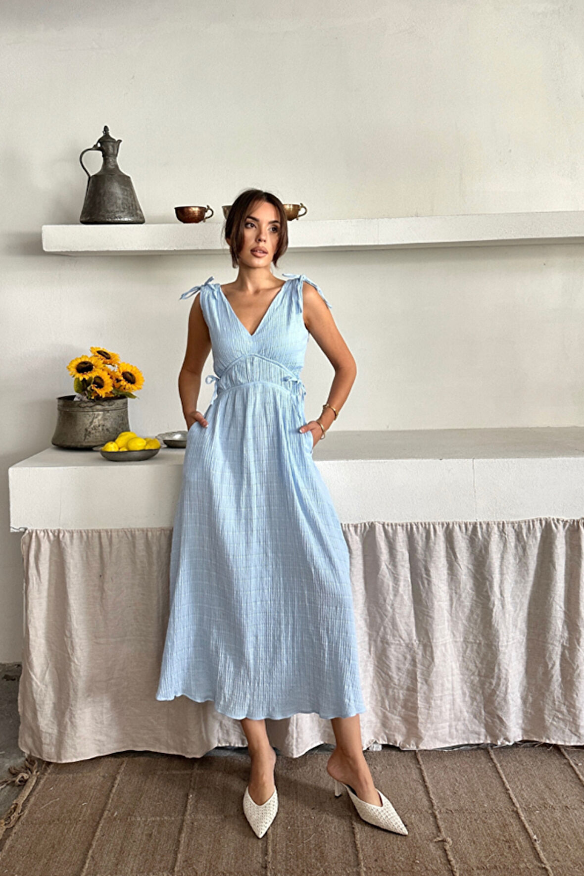 MÜSLİN ELBİSE OMUZ BÜZGÜ DETAYLI V YAKA KOLSUZ ELBİSE - Bebe Mavi