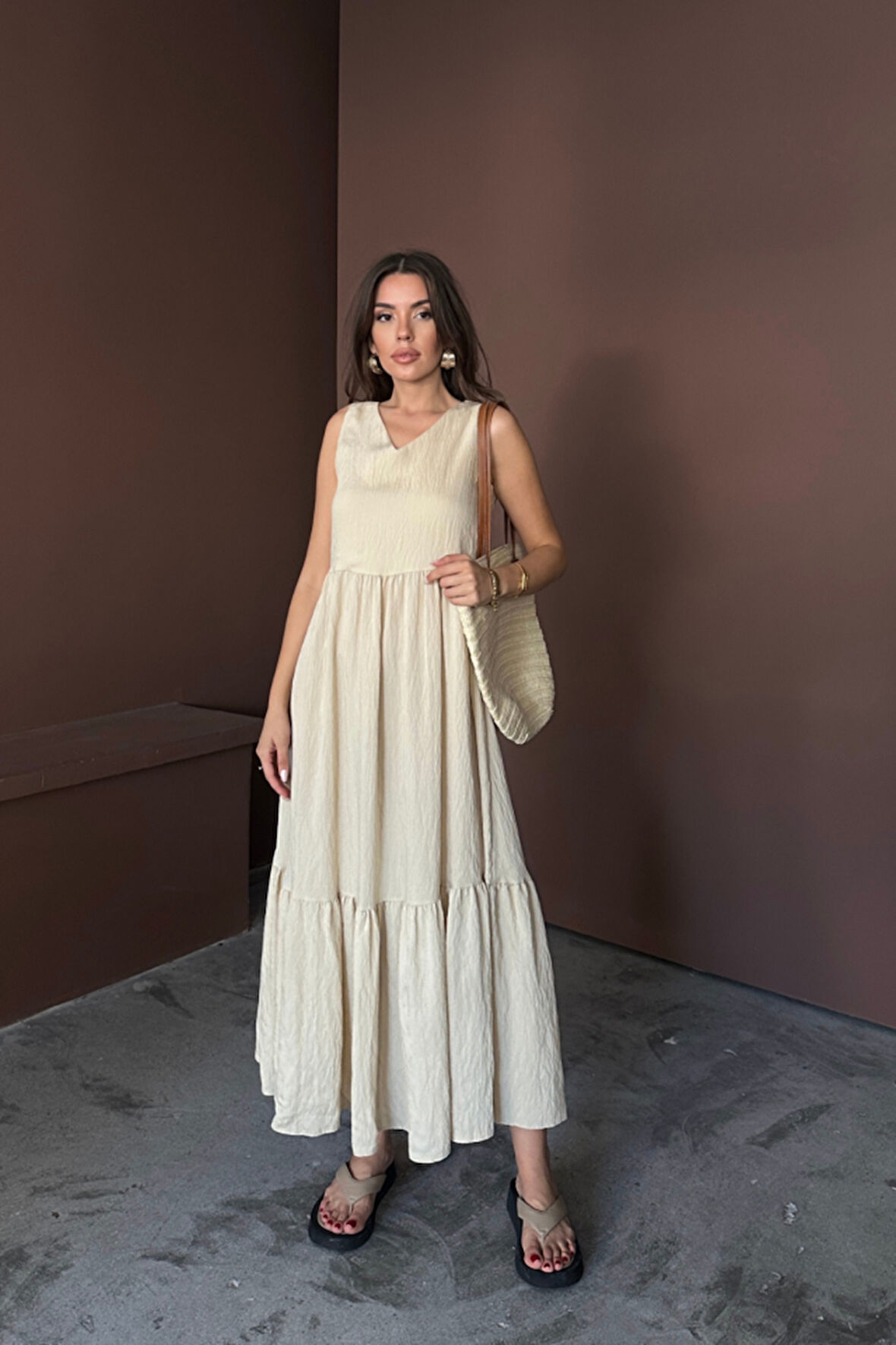 ETEKUCU FIRFIRLI SIRTI BAĞLAMA DETAYLI SALAŞ ELBİSE - Bej