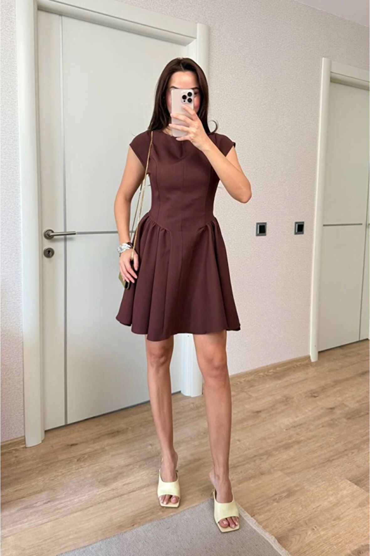 Sırt Dekolteli Çan Detaylı Mini Elbise - Kahverengi