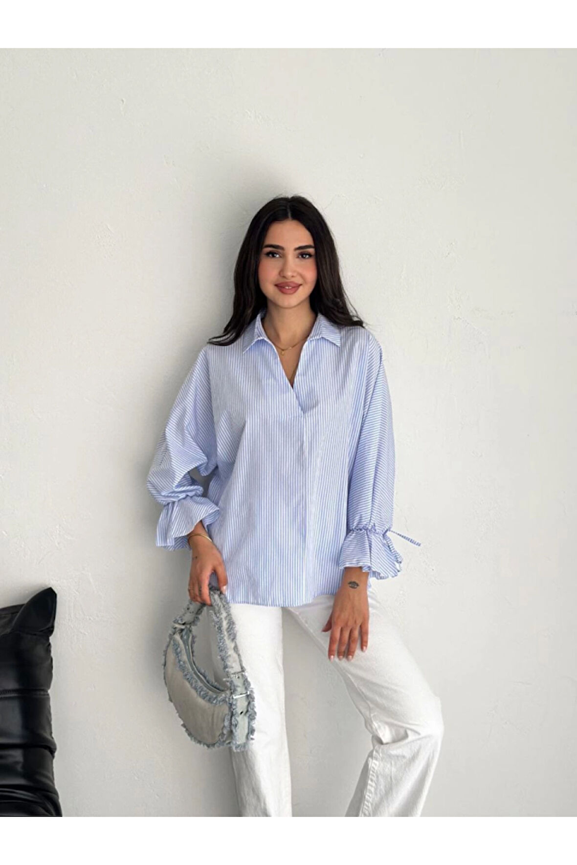 Arkası Asimetrik Yırtmaç Kesim Detaylı Cizgili Bluz Gömlek - Mavi