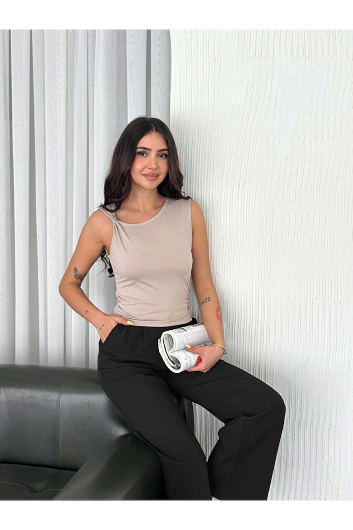 Osy Modal Yumuşak Dokulu Kumaş Bisiklet Yaka Sıfır Kol Bluz Omuz Toka Aksesuar Detaylı - Bej