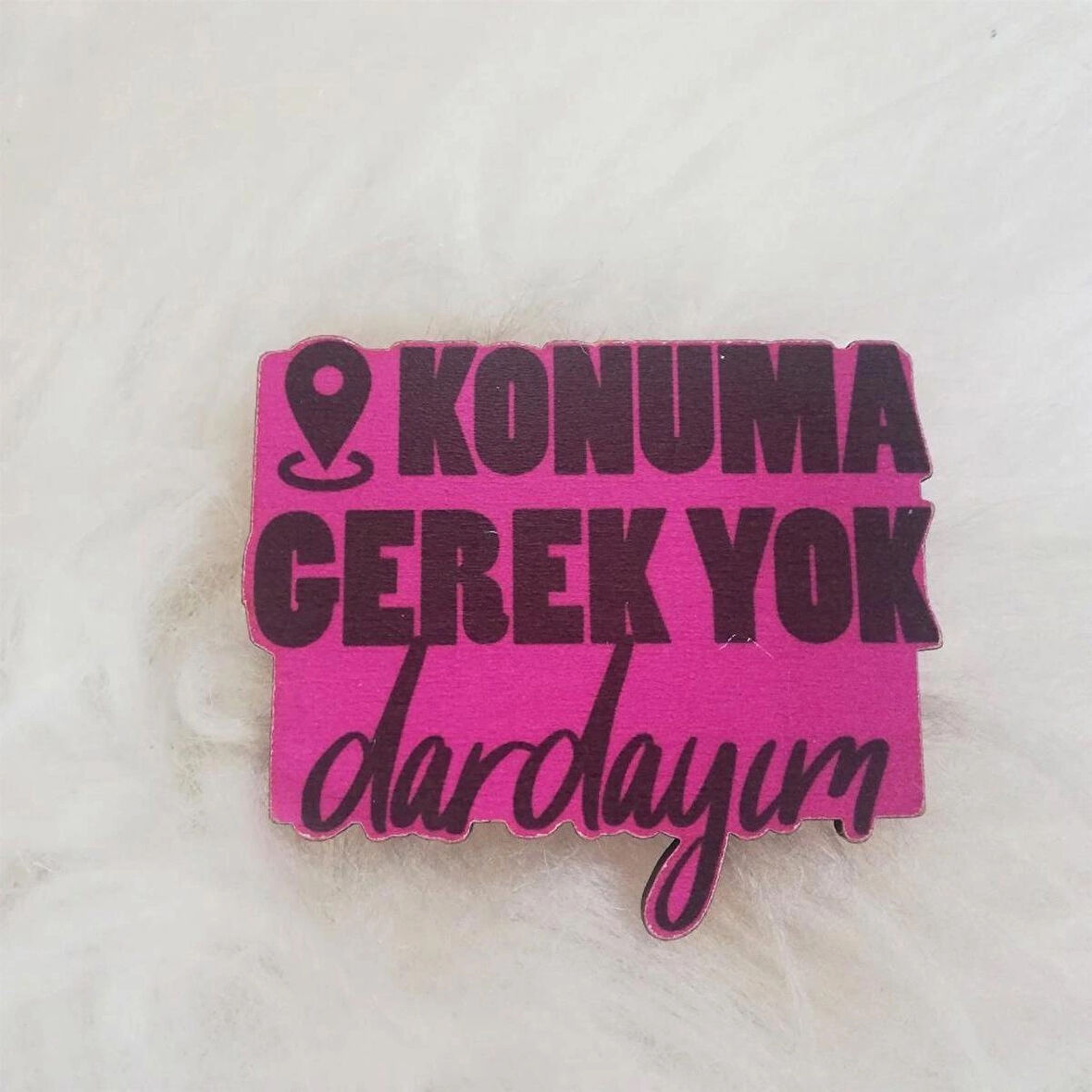 Ahşap Broş Konuma Gerek Yok Dardayım