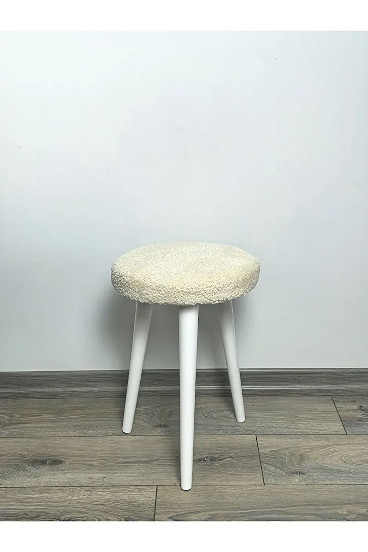 Cozy Peluş Puf Dekoratif Ahşap 3 Beyaz Ayaklı Tabure Şık Konforlu Yumuşacık Modern ve Rahat Oturak