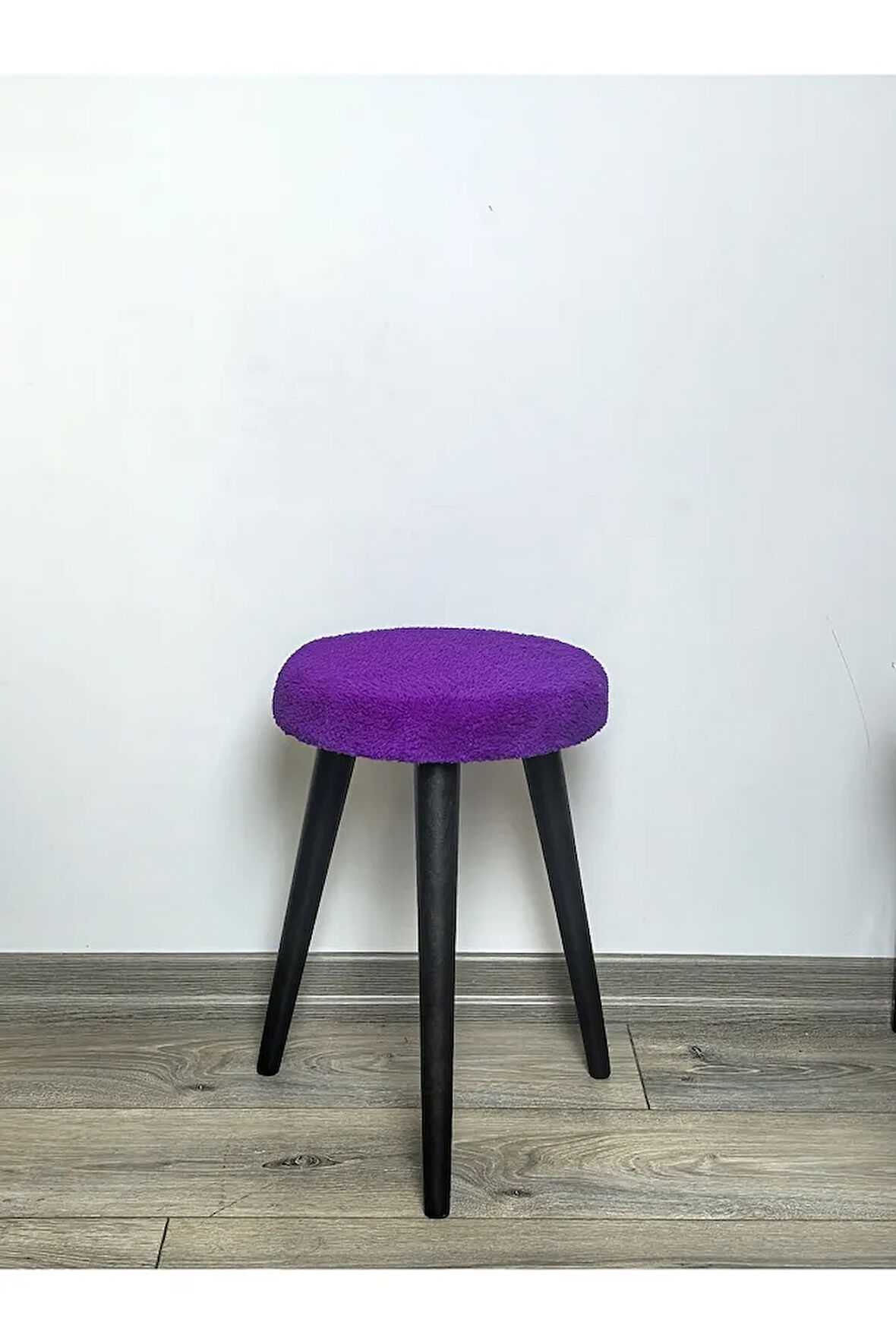Cozy Peluş Puf Dekoratif Ahşap 3 Siyah Ayaklı Tabure Şık Konforlu Yumuşacık Modern ve Rahat Oturak