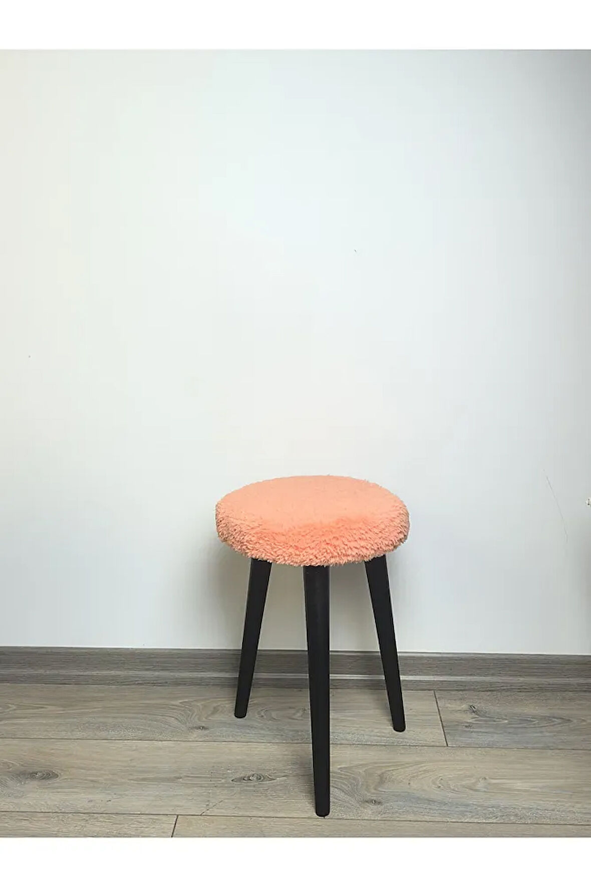 Cozy Peluş Puf Dekoratif Ahşap 3 Siyah Ayaklı Tabure Şık Konforlu Yumuşacık Modern ve Rahat Oturak
