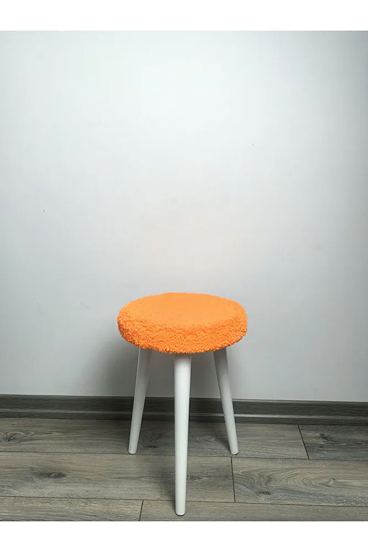 Cozy Peluş Puf Dekoratif Ahşap 3 Beyaz Ayaklı Tabure Şık Konforlu Yumuşacık Modern ve Rahat Oturak